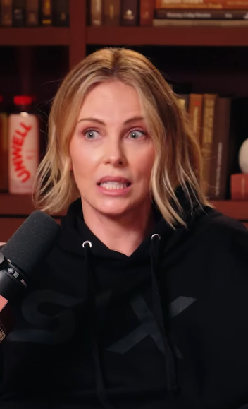 Charlize Theron en el adelanto del episodio del pódcast "Call Her Daddy", fechado el 1 de julio de 2025 | Fuente: Instagram/callherdaddy