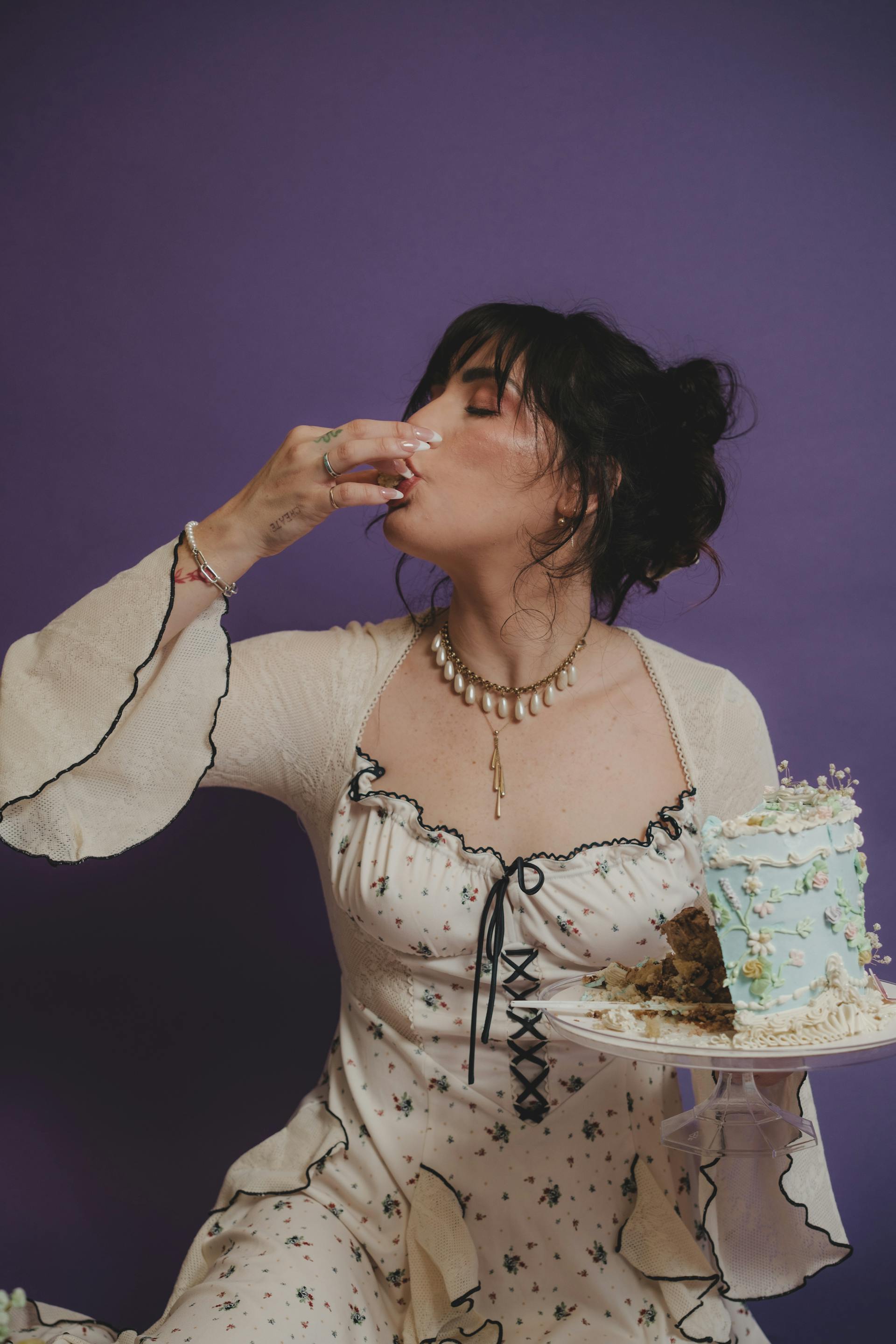 Una mujer disfrutando de un trozo de pastel de cumpleaños | Fuente: Pexels