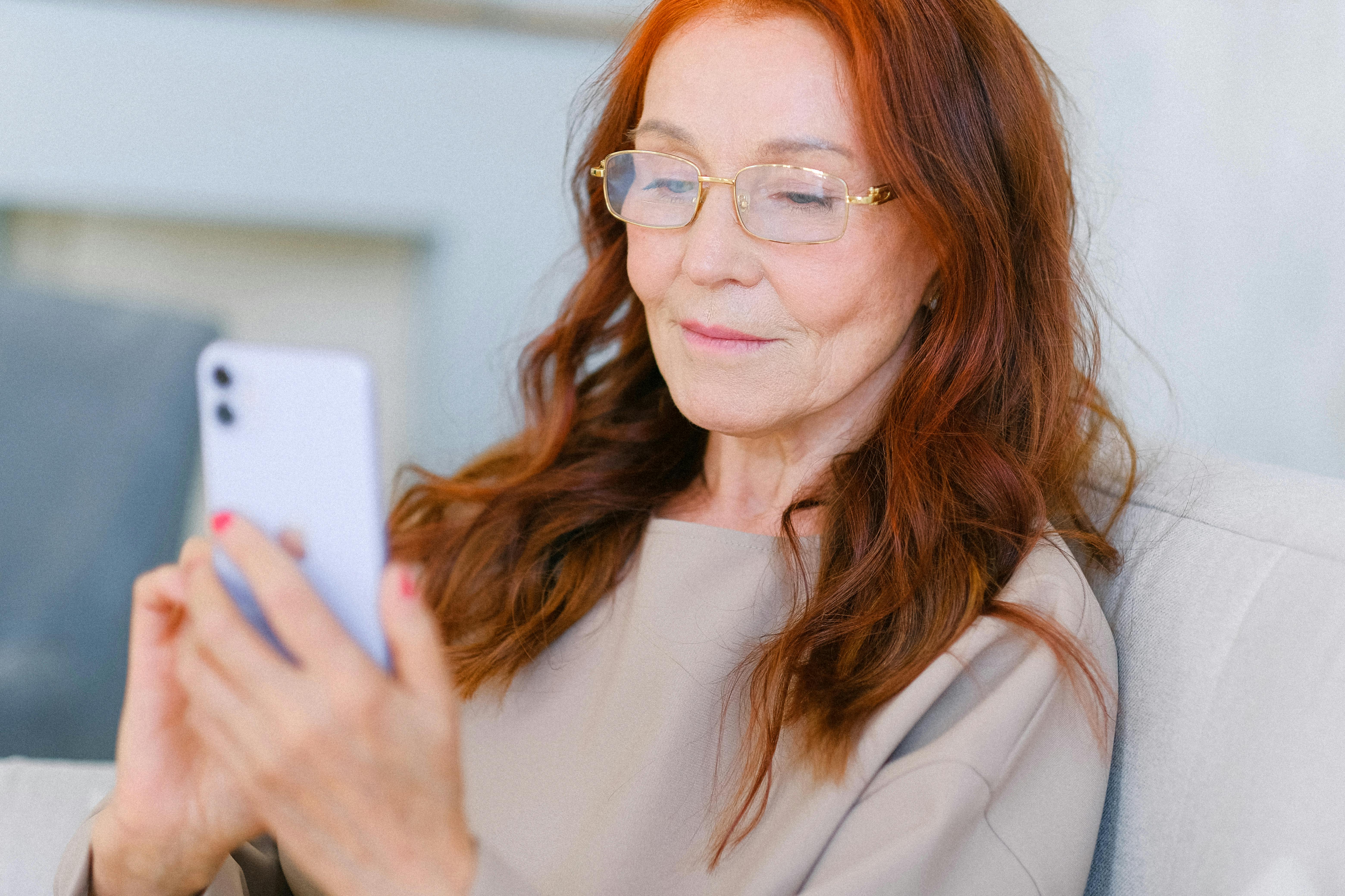 Una mujer mayor usando su teléfono | Fuente: Pexels