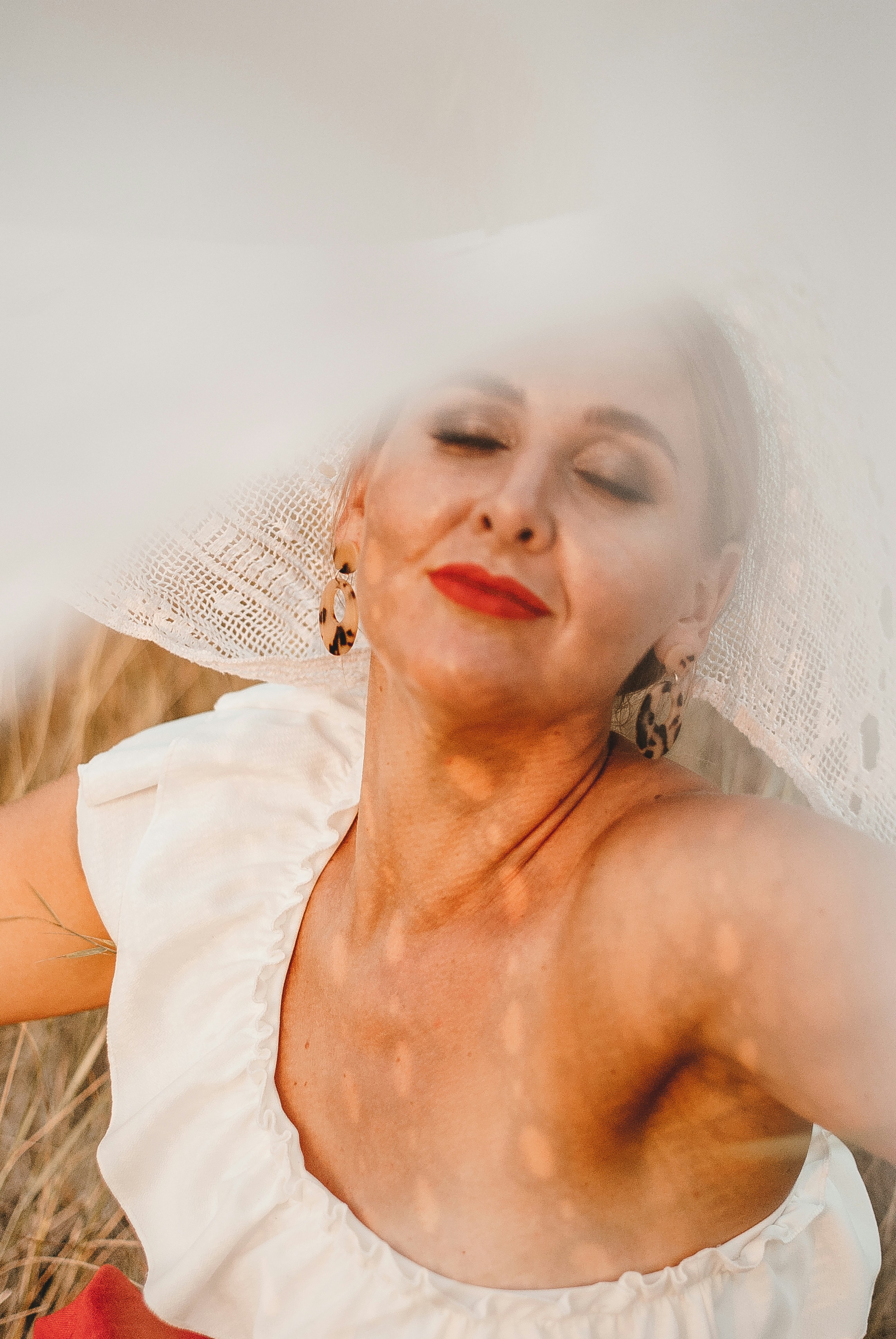 Una mujer con un vestido blanco | Fuente: Unsplash