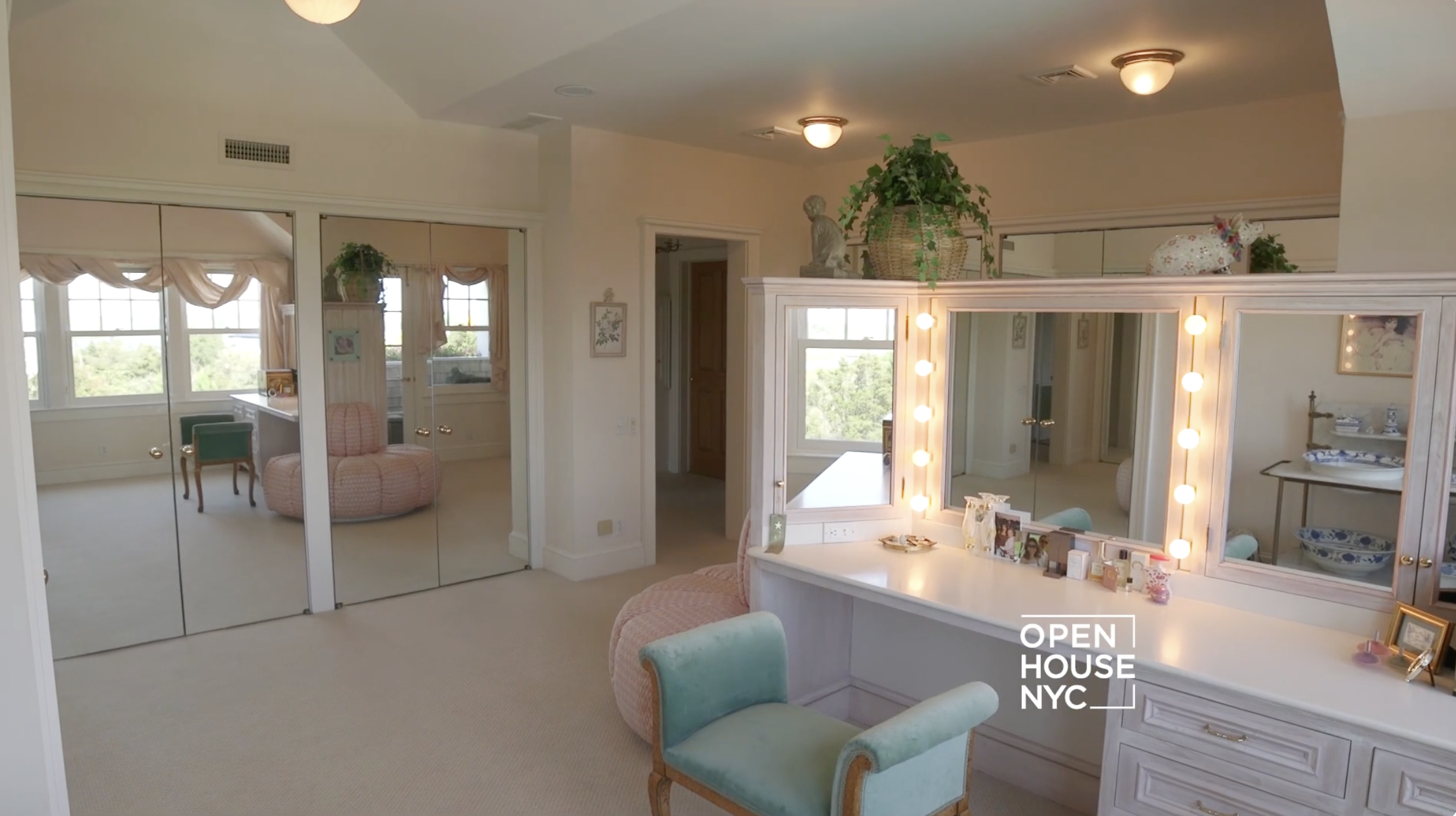 El camerino de Susan Lucci en su casa de Long Island, Nueva York. | Fuente: YouTube/OpenHouseTV