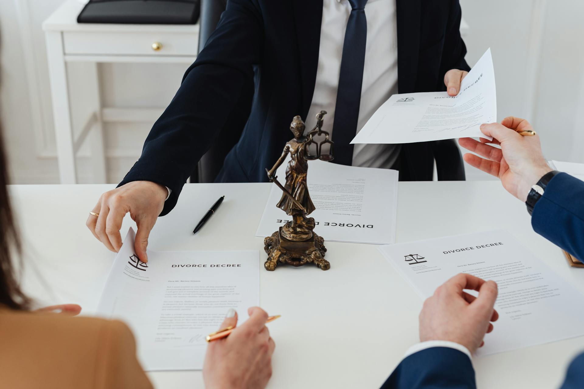 Una pareja firmando los papeles de su divorcio en el despacho de un abogado | Fuente: Pexels