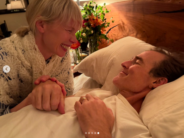 Erin Fetherston y James Van Der Beek compartiendo un momento de amistad y camaradería, publicado el 11 de febrero de 2026. | Fuente: Instagram/erinfetherston