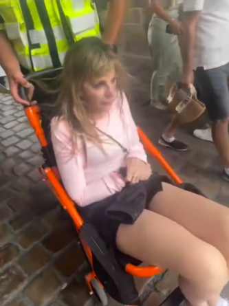 Shanik Berman mientras es atendida por los paramédicos tras su caída en el Puente de Carlos, en Praga | Fuente: Instagram/shanikberman