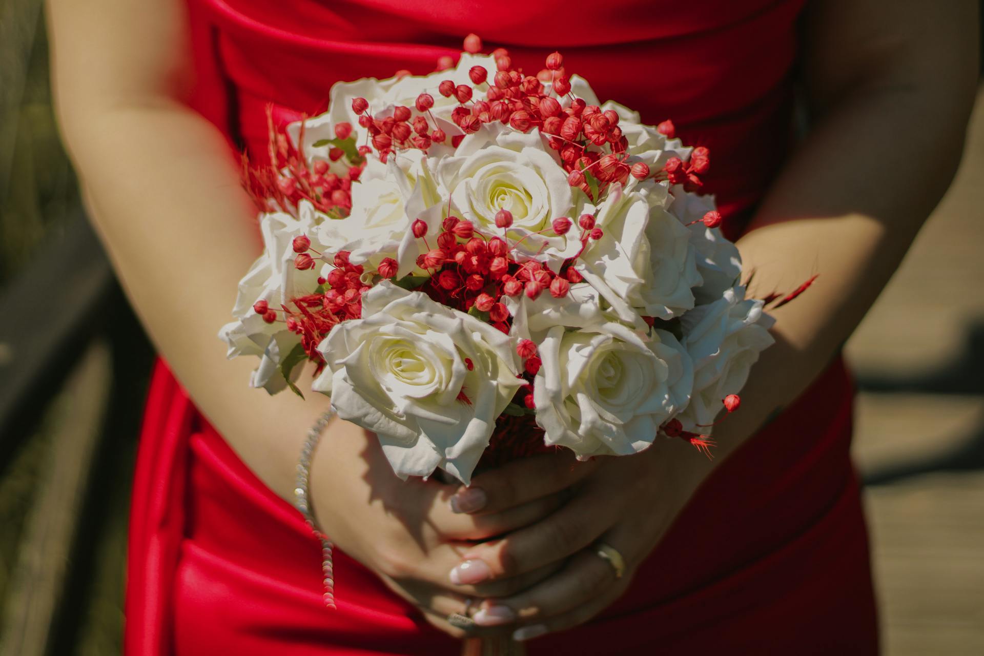 Una mujer con un ramo en la mano | Fuente: Pexels