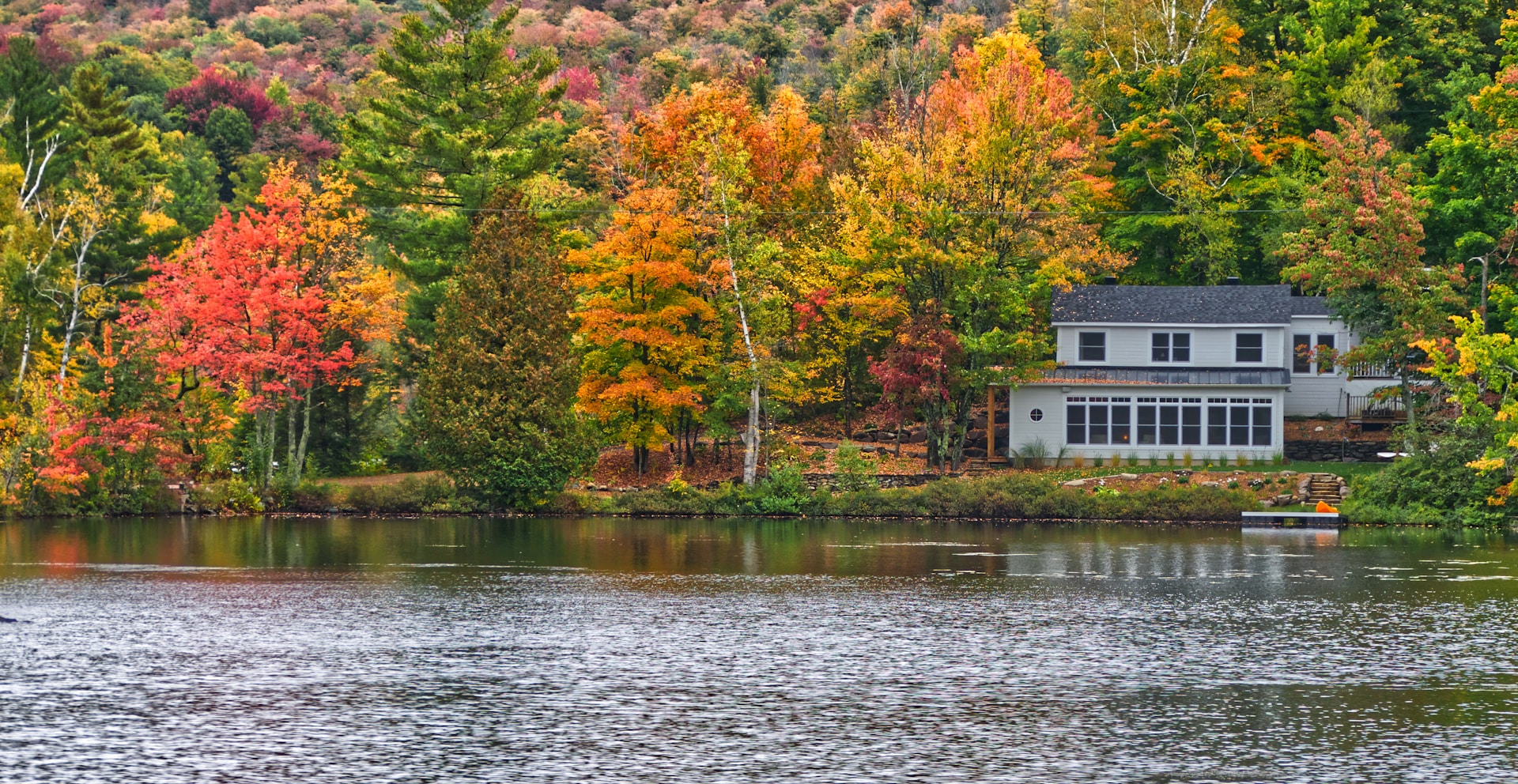 Una casa en el lago | Fuente: Unsplash