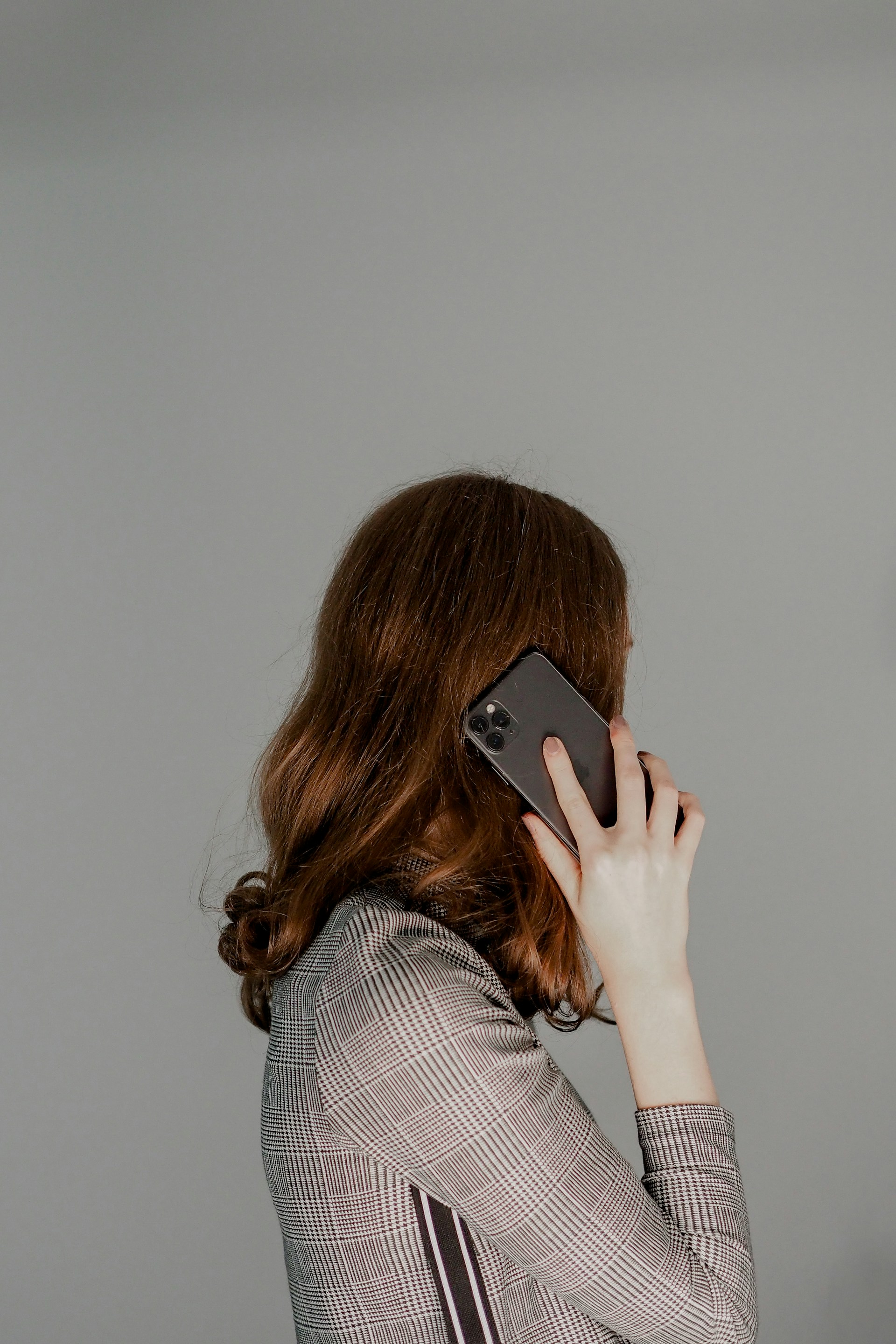 Una mujer hablando por teléfono | Fuente: Unsplash