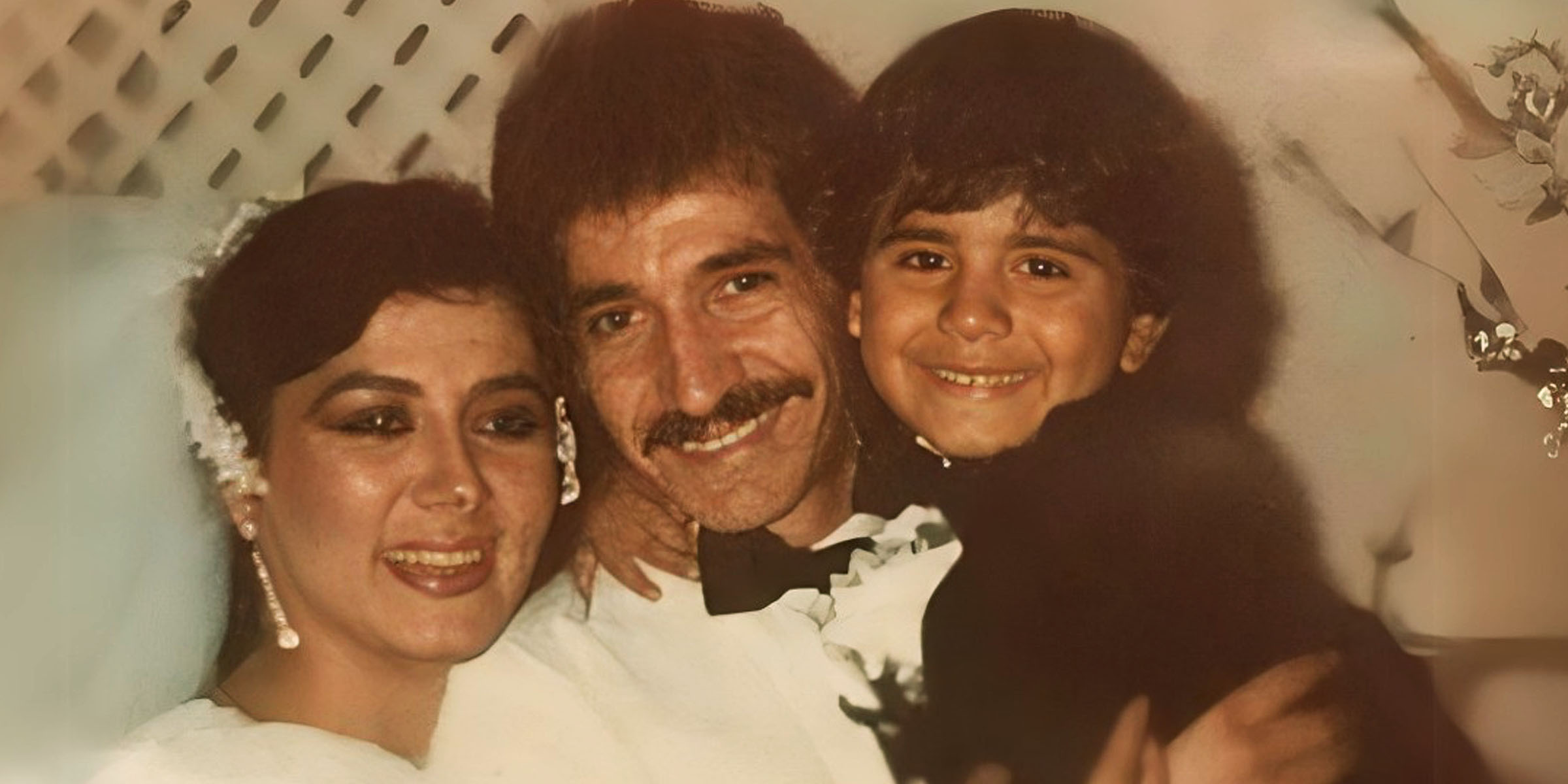 Marco Antonio Solís (centro), junto a Beatriz Adriana y su hijastro, Leonardo | Fuente: Facebook/LaMaquinaDelTiempo