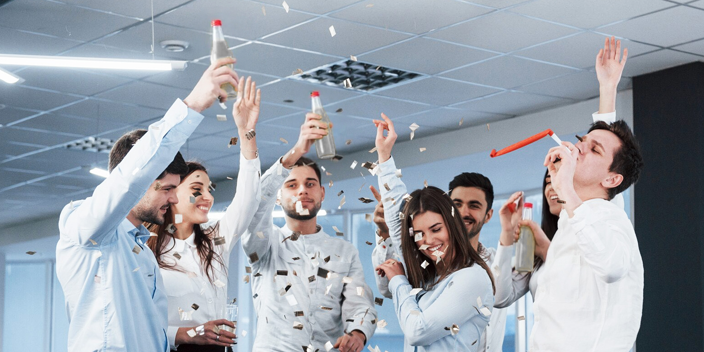 Compañeros de trabajo celebrando | Fuente: FreePik