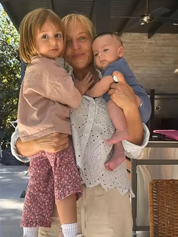 Jimena Monteverde mostrando una foto de sus nietos Malvina y Venancio en "Otro día perdido" | Fuente: YouTube/eltrece