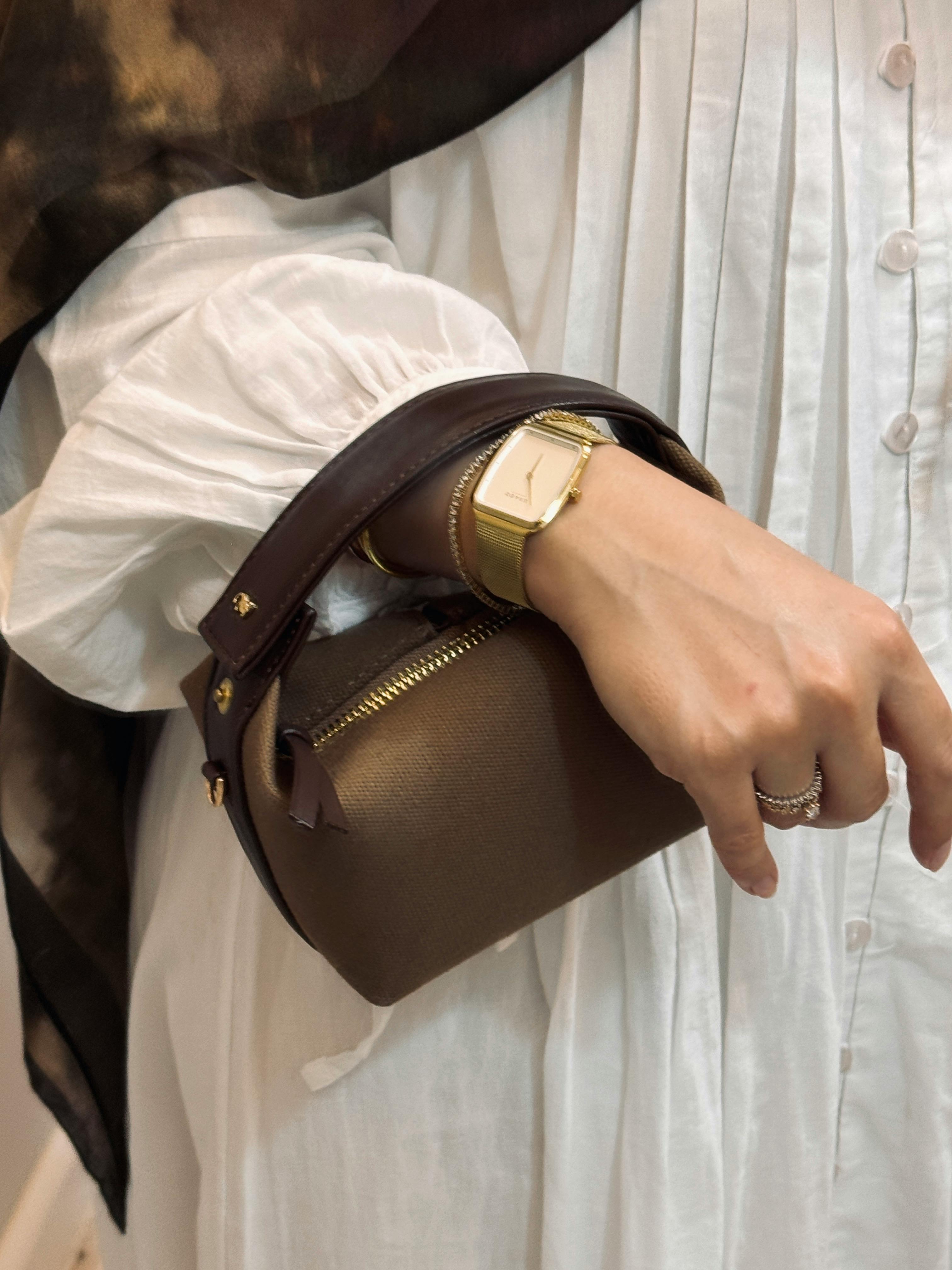 Una mujer sujetando su bolso | Fuente: Pexels
