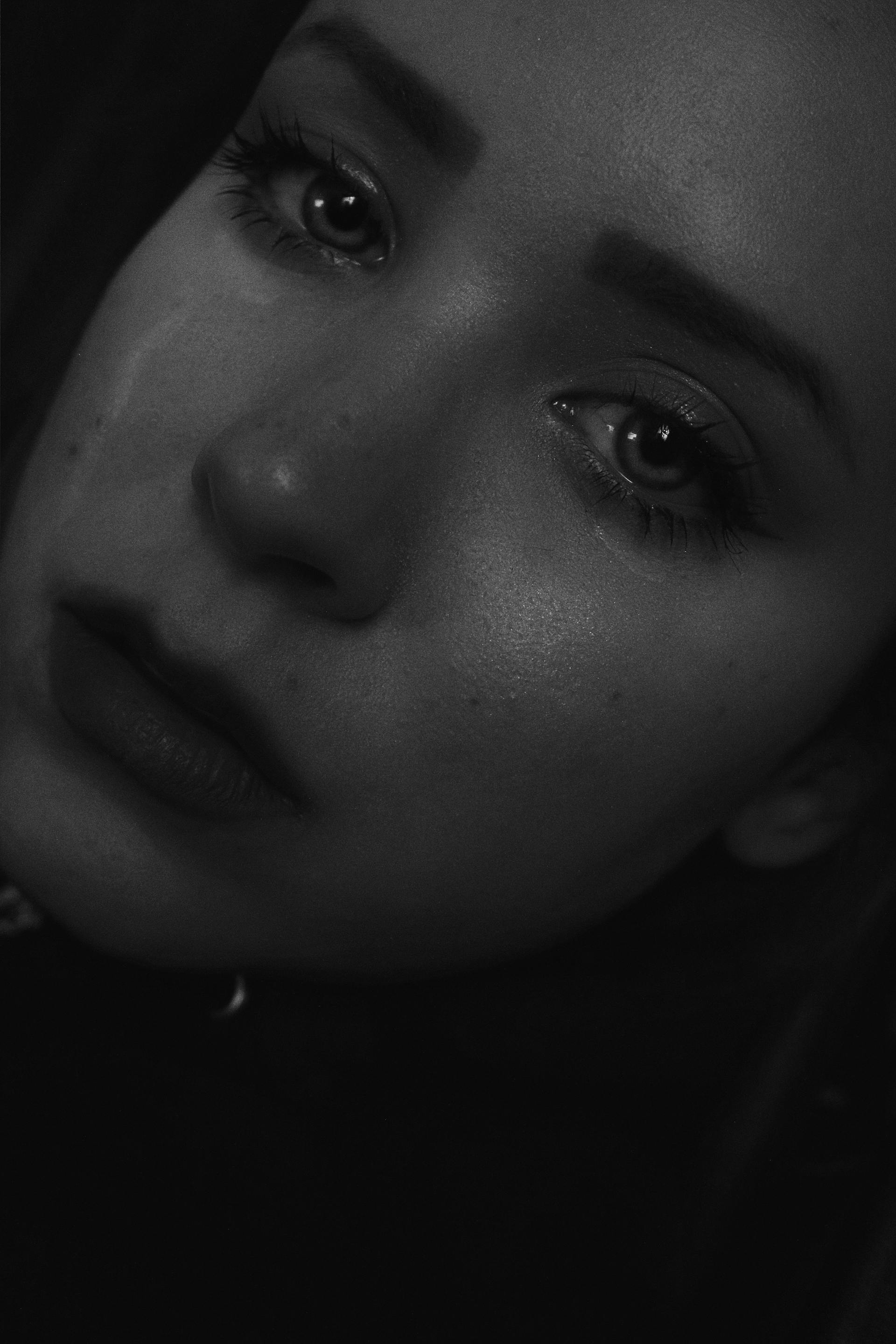 Primer plano de la cara de una chica | Fuente: Pexels