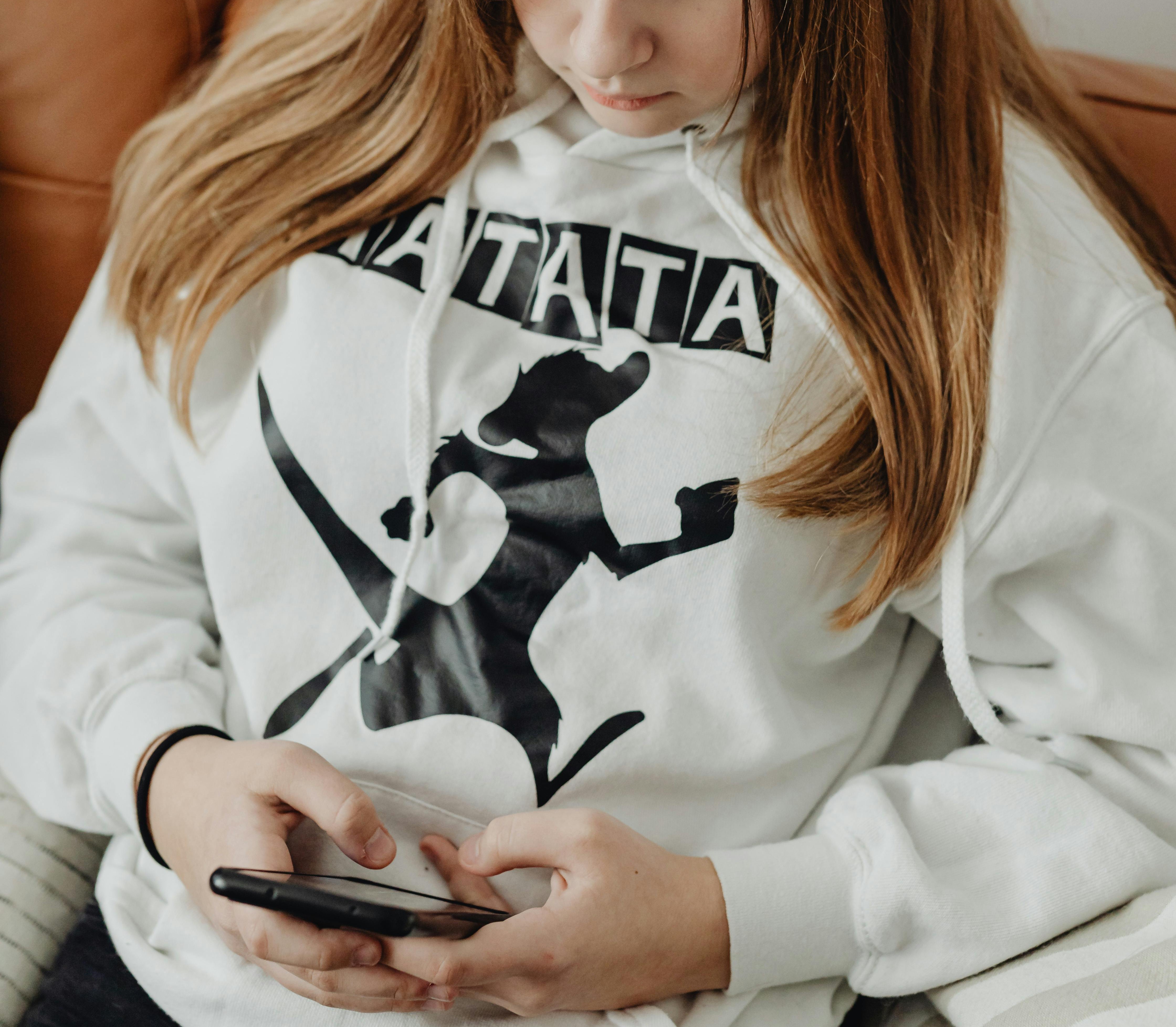 Una chica usando su teléfono | Fuente: Pexels