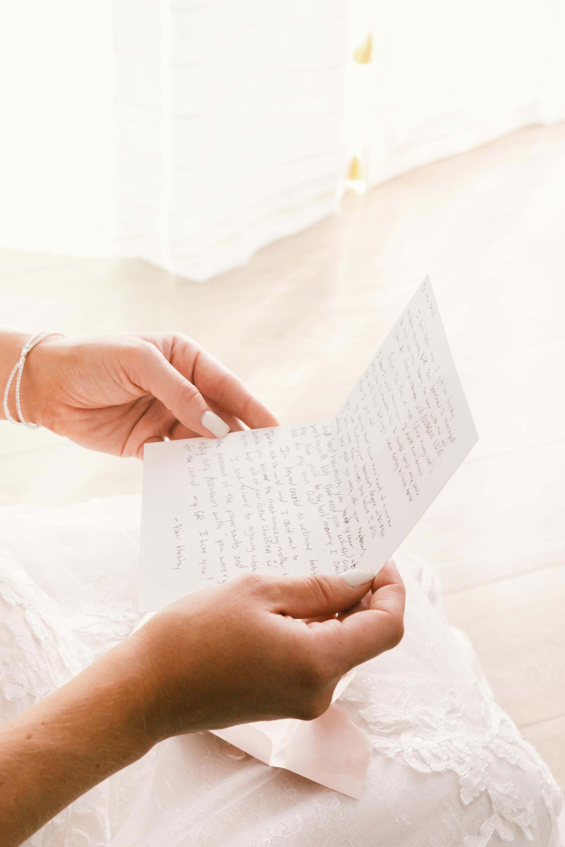 Una mujer con una carta en la mano | Fuente: Pexels