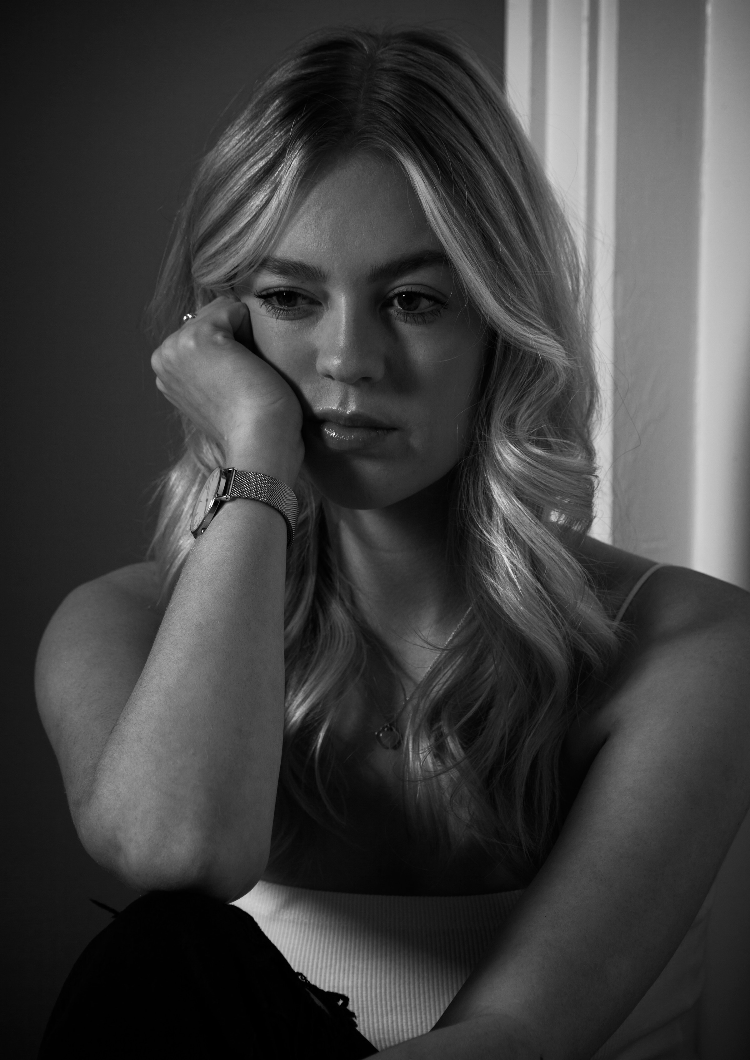 Foto en escala de grises de una mujer triste | Fuente: Unsplash