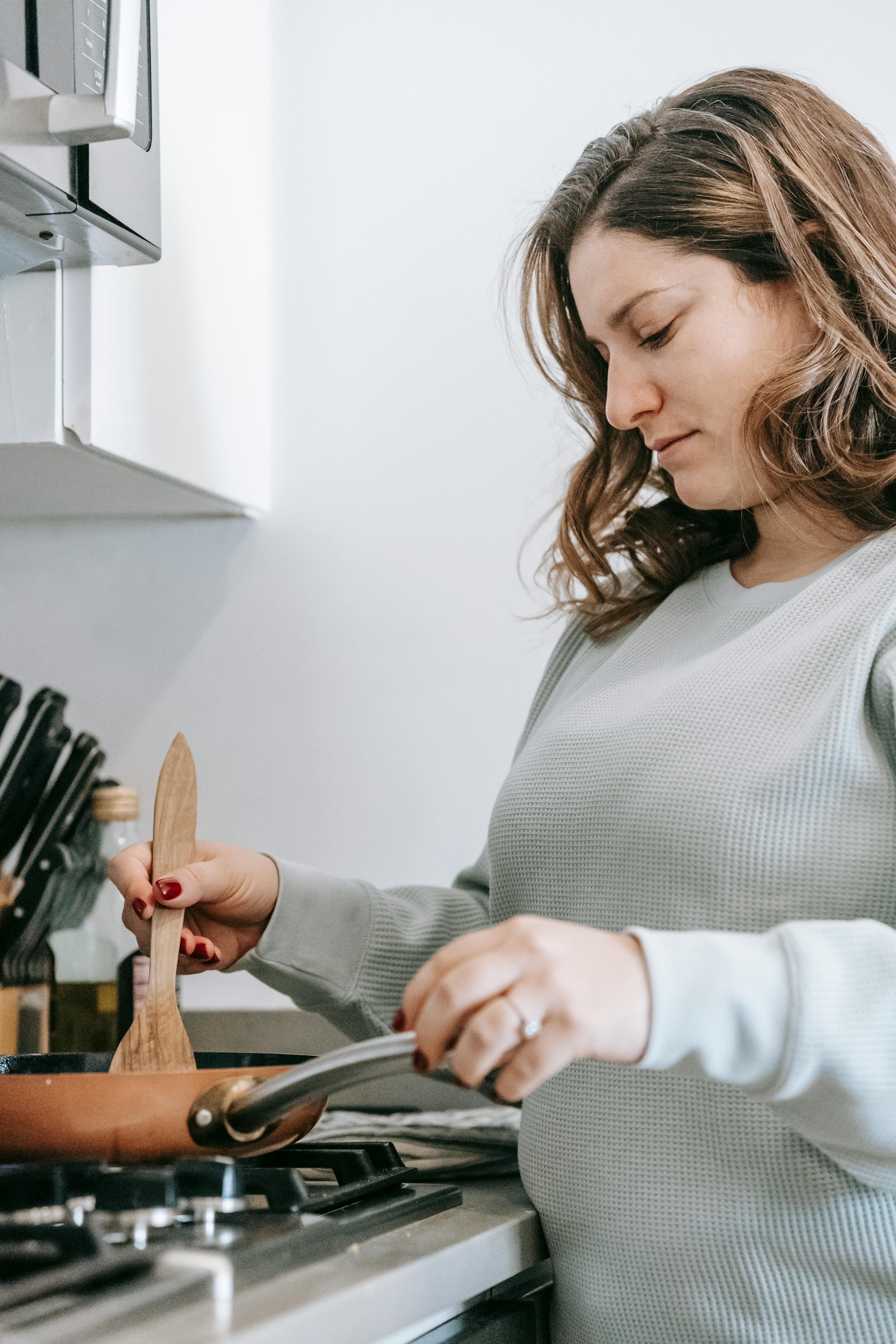 Mujer cocinando | Fuente: Pexels