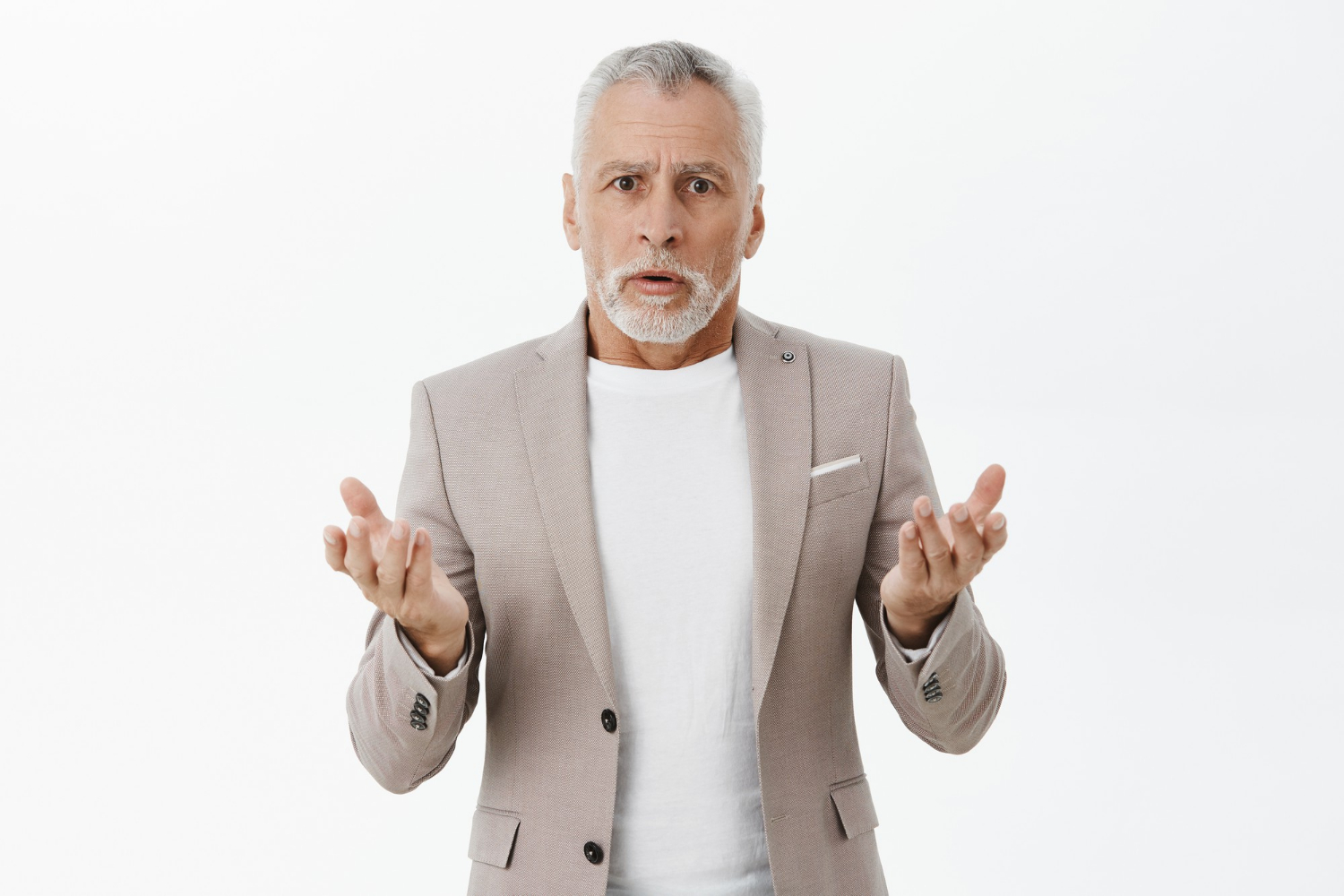 Un hombre mayor con cara de preocupación | Fuente: Freepik