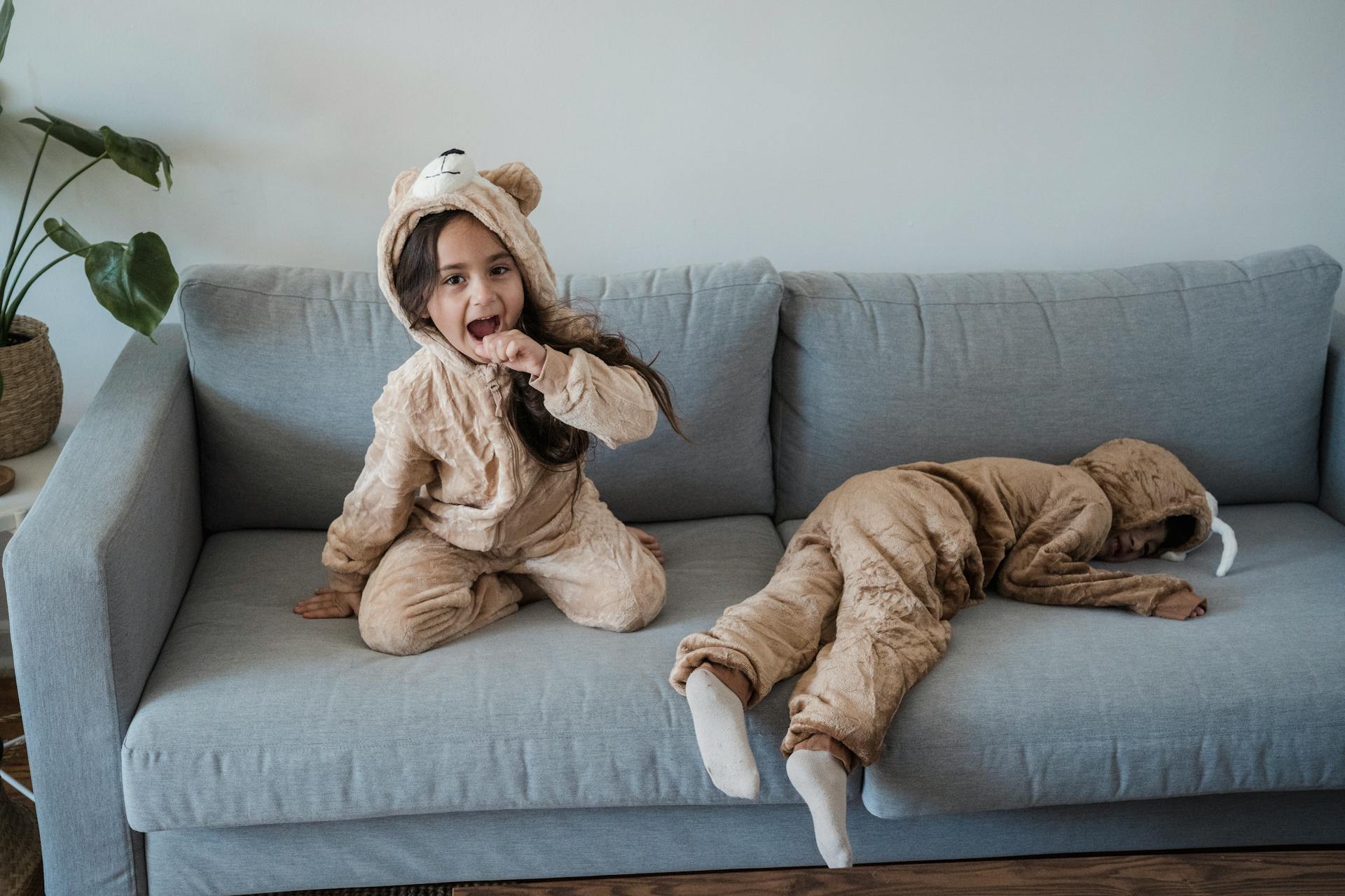 Dos niños sentados en un sofá | Fuente: Pexels