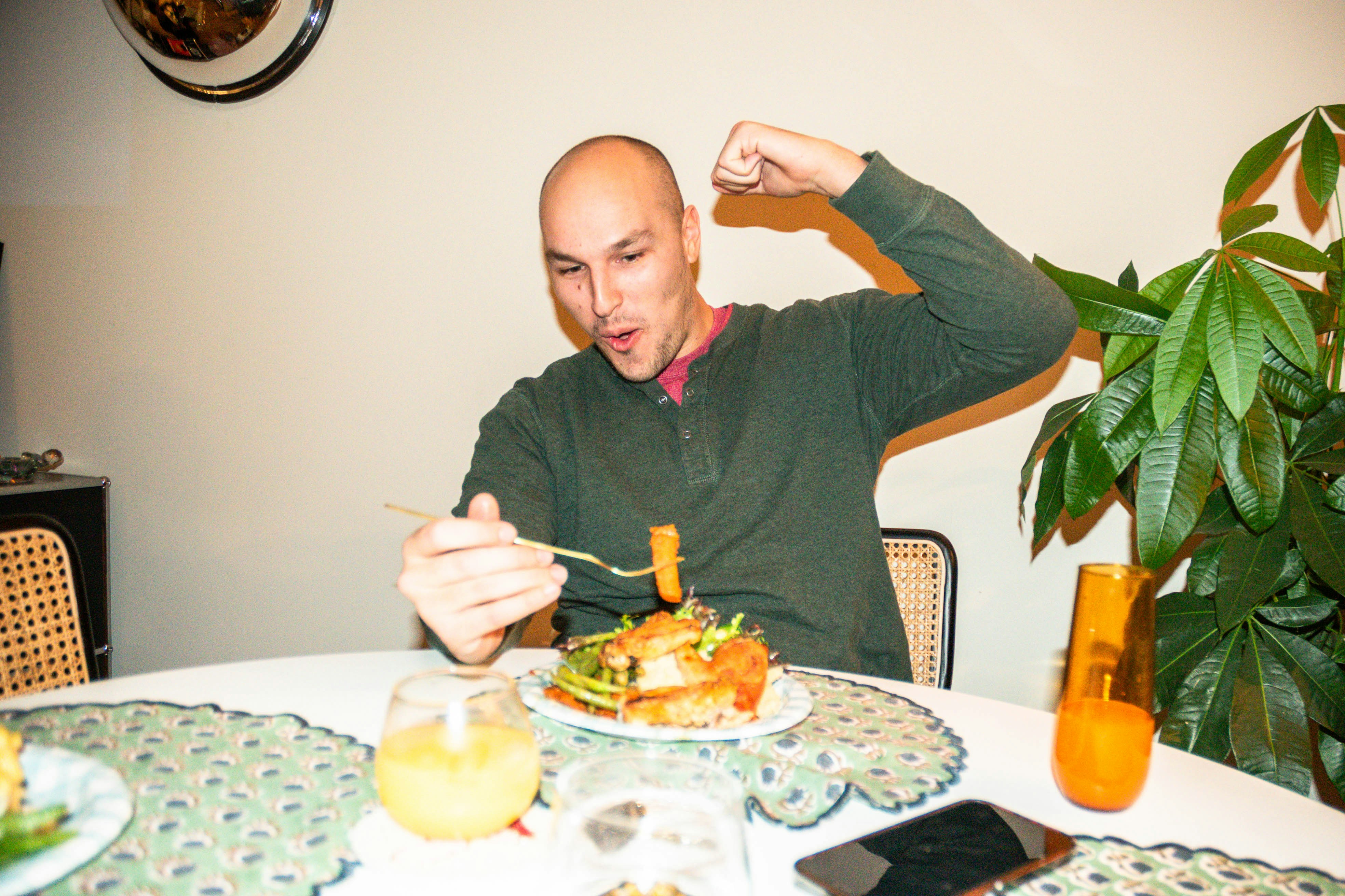 Un hombre disfrutando de una comida | Fuente: Unsplash