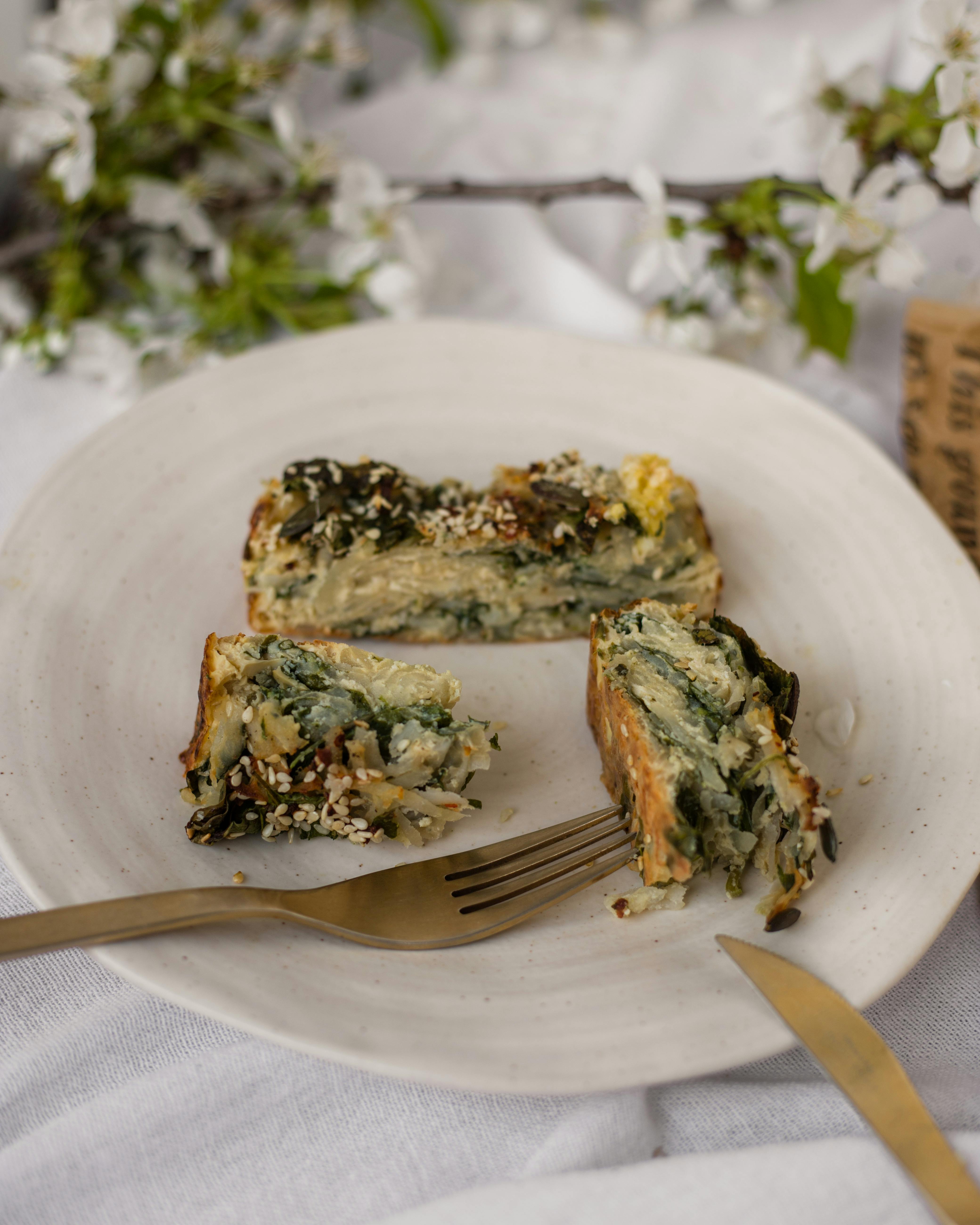 Cubiertos y comida en un plato | Fuente: Pexels