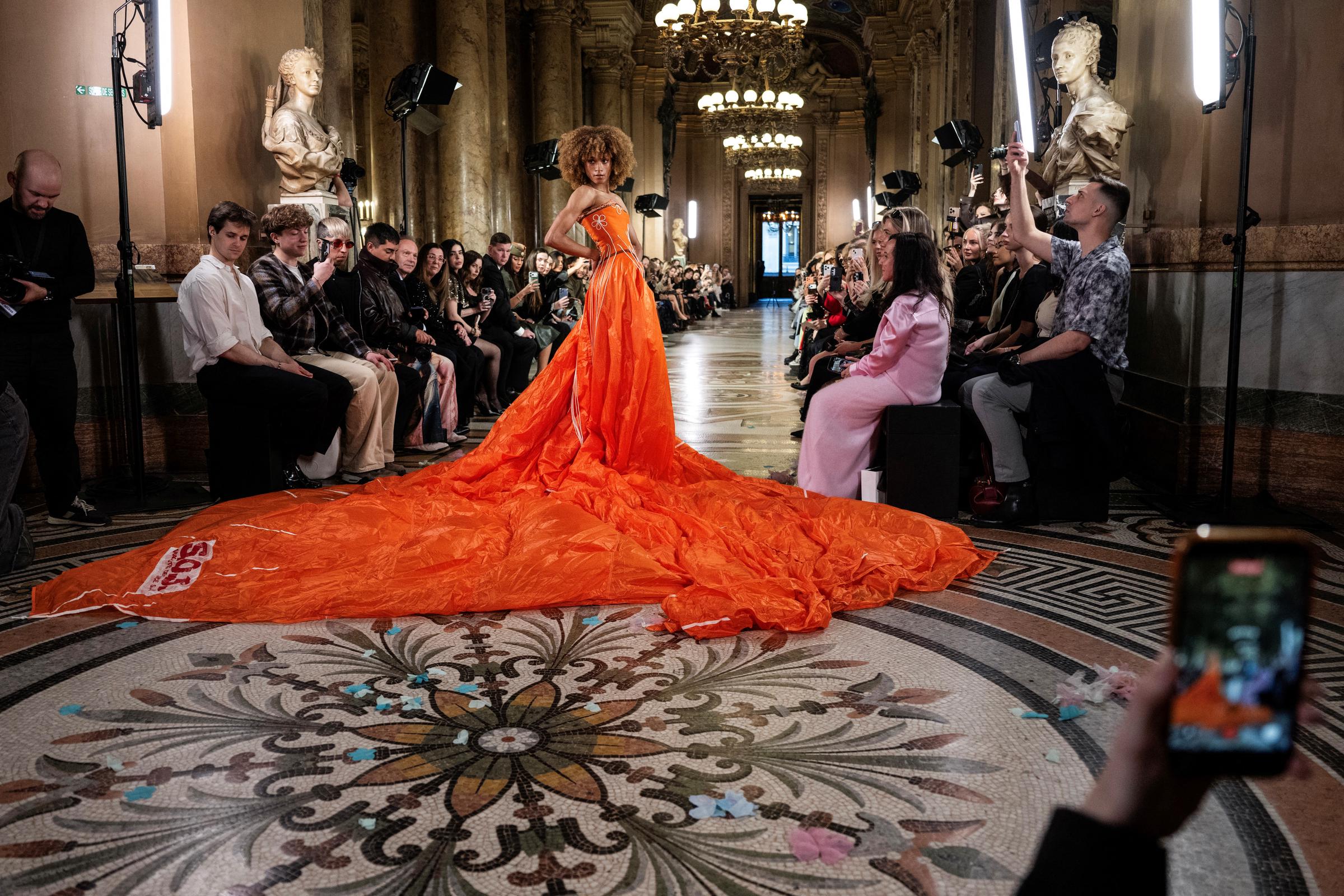 Una modelo presenta una creación de Max Alexander para el desfile de la colección prêt-à-porter femenina Otoño/Invierno 2026-2027, en el marco de la Semana de la Moda Femenina de París, en el Palais Garnier, París, el 3 de marzo de 2026. | Fuente: Getty Images