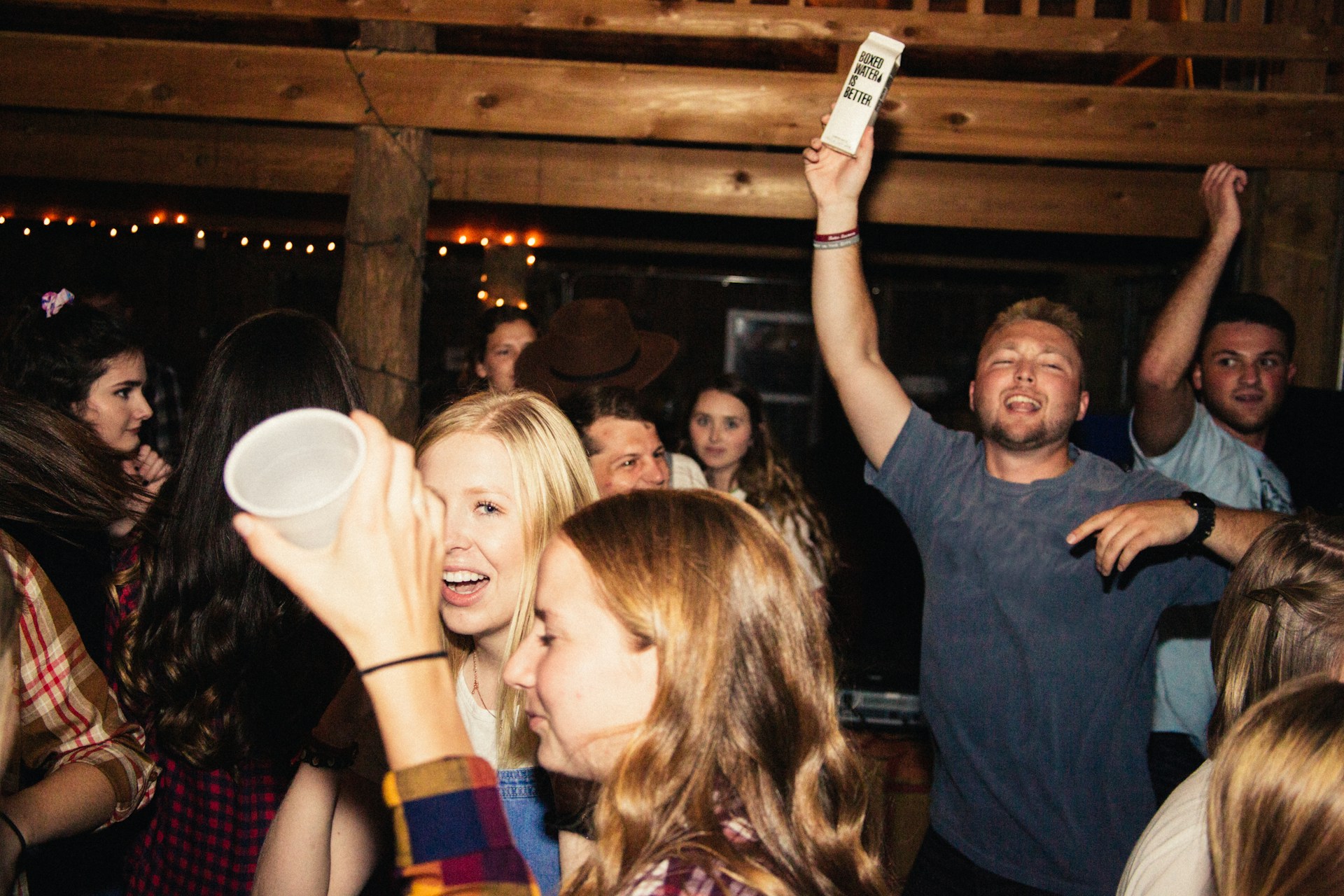 Gente disfrutando de una fiesta | Fuente: Unsplash