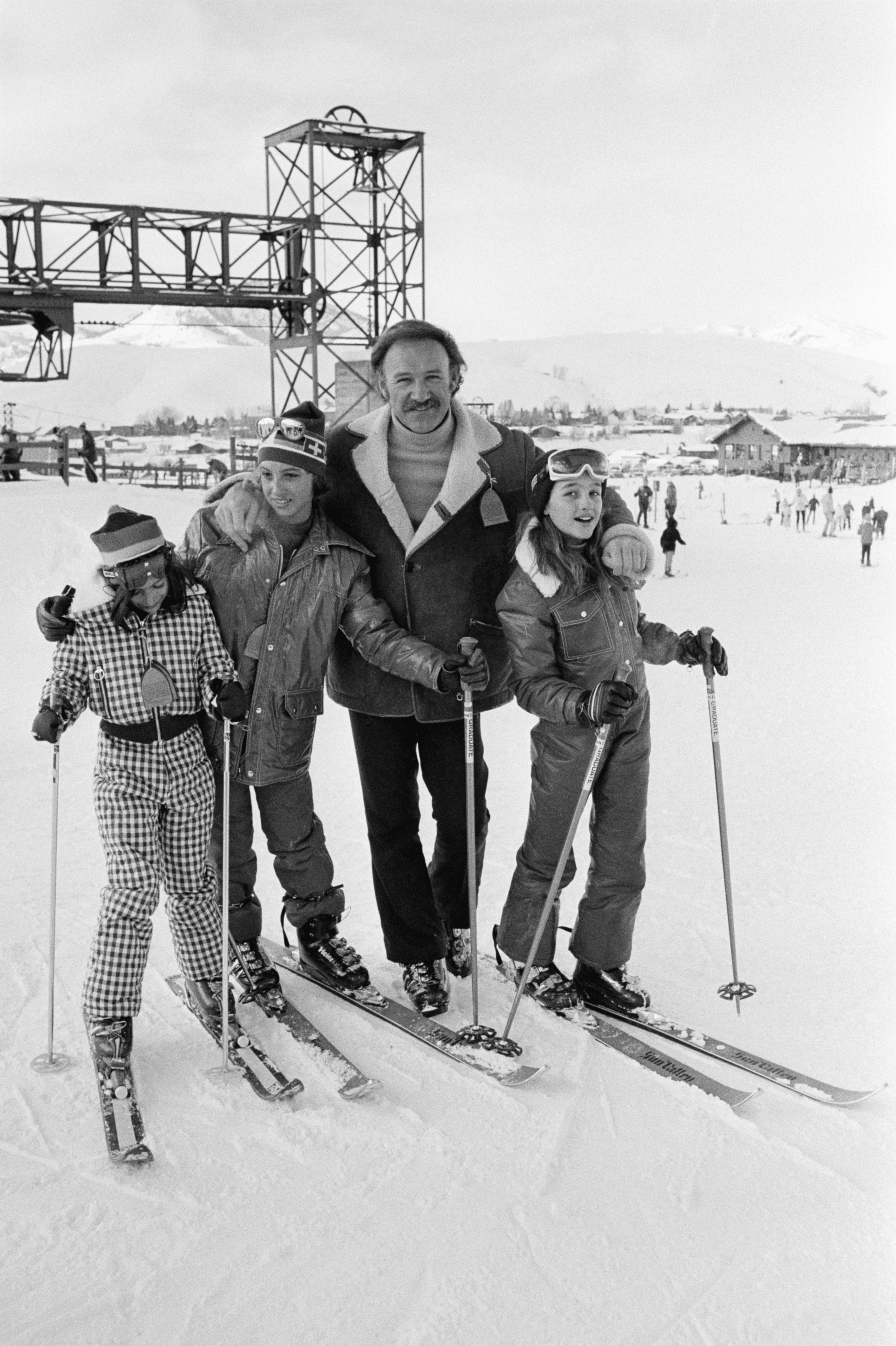 Gene Hackman y sus hijos Leslie Anne, Christopher Allen y Elizabeth Jean en Sun Valley en 1974 | Fuente: Getty Images