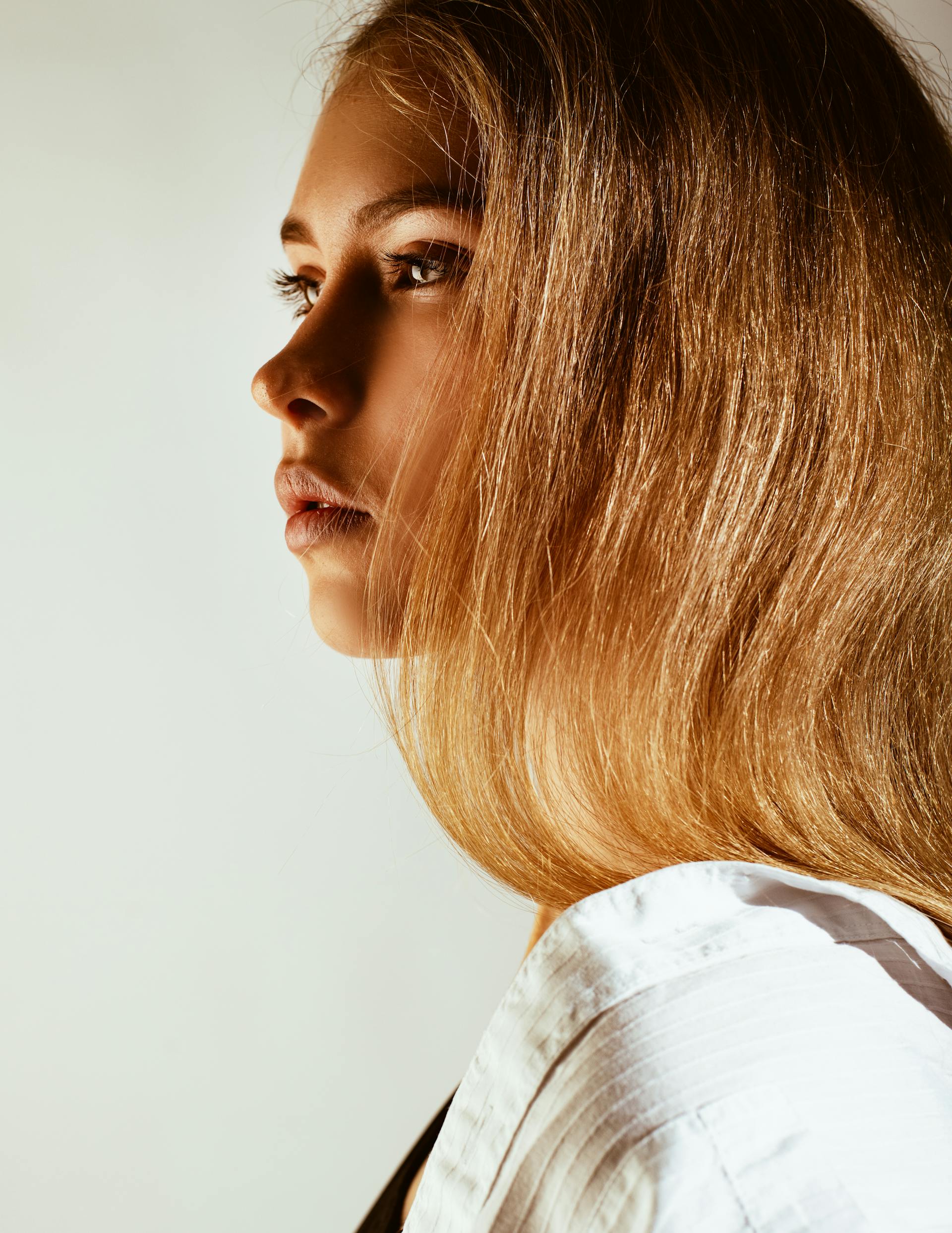 Una mujer mirando fijamente a alguien | Fuente: Pexels