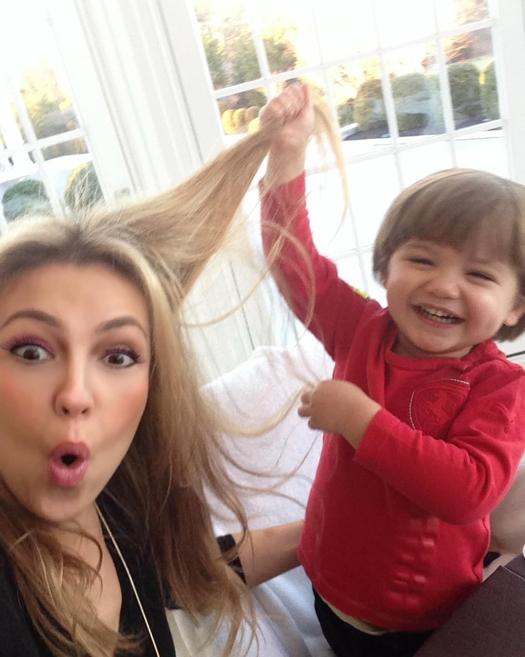 Thalía con su hijo Matthew Alejandro en su publicación de felicitación por su cumpleaños número 13 | Fuente: Instagram/thalia