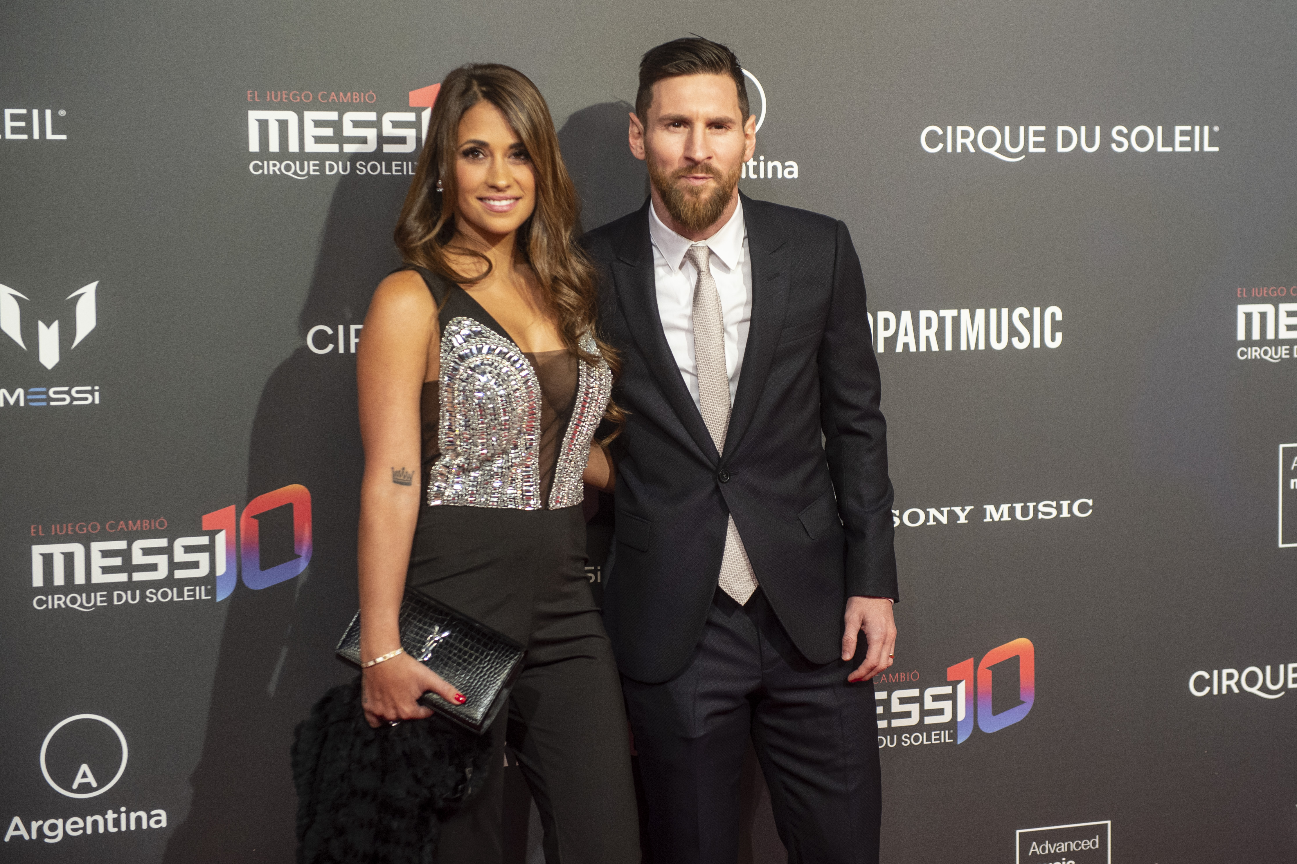 Antonella Roccuzzo y Leo Messi asisten al estreno de Cirque Du Soleil inspirado en Leo Messi en el estadio de fútbol Camp Nou FC Barcelona el 31 de enero de 2019 en Barcelona, ​​España. | Fuente: Getty Images.
