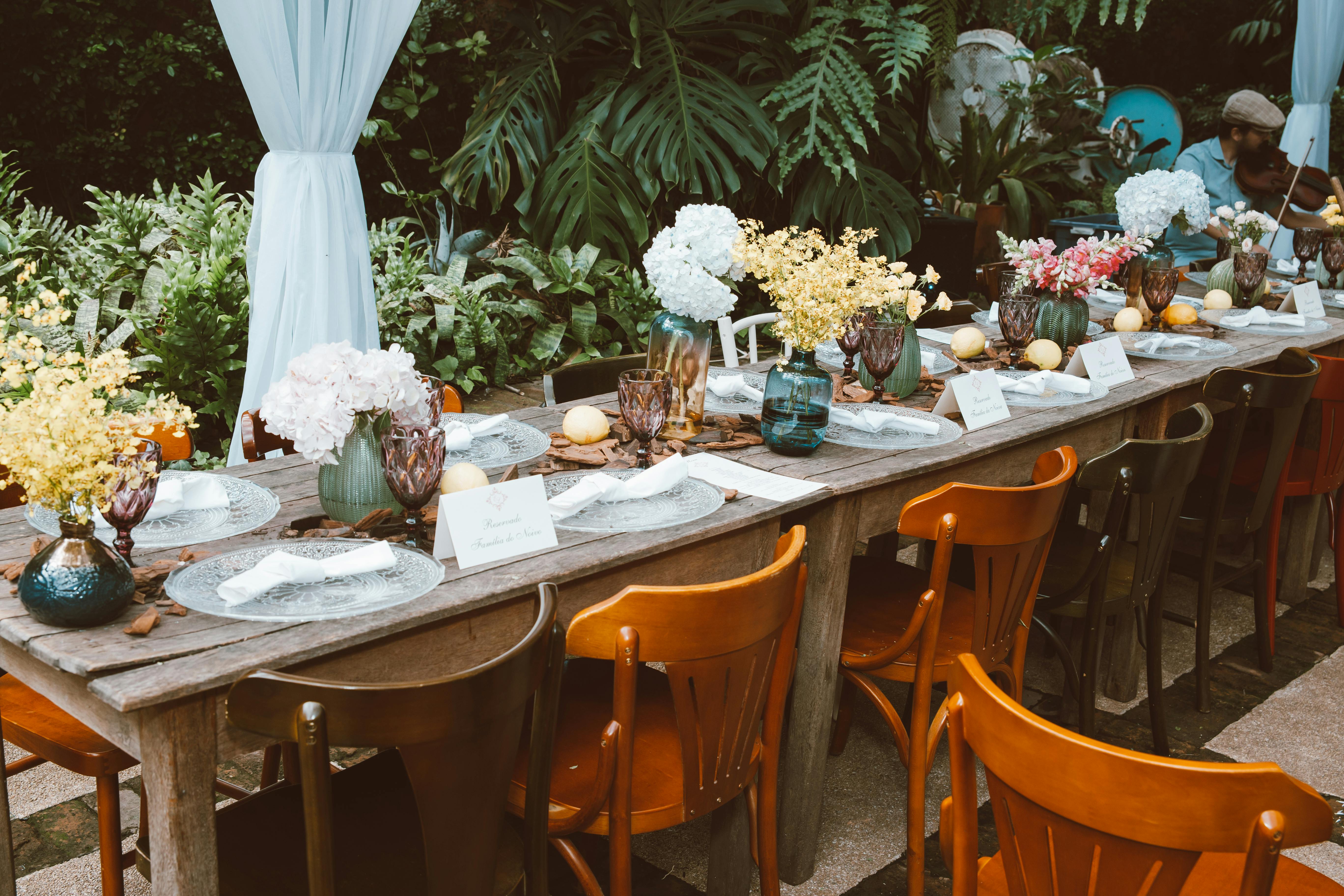 Mesa decorada | Fuente: Pexels
