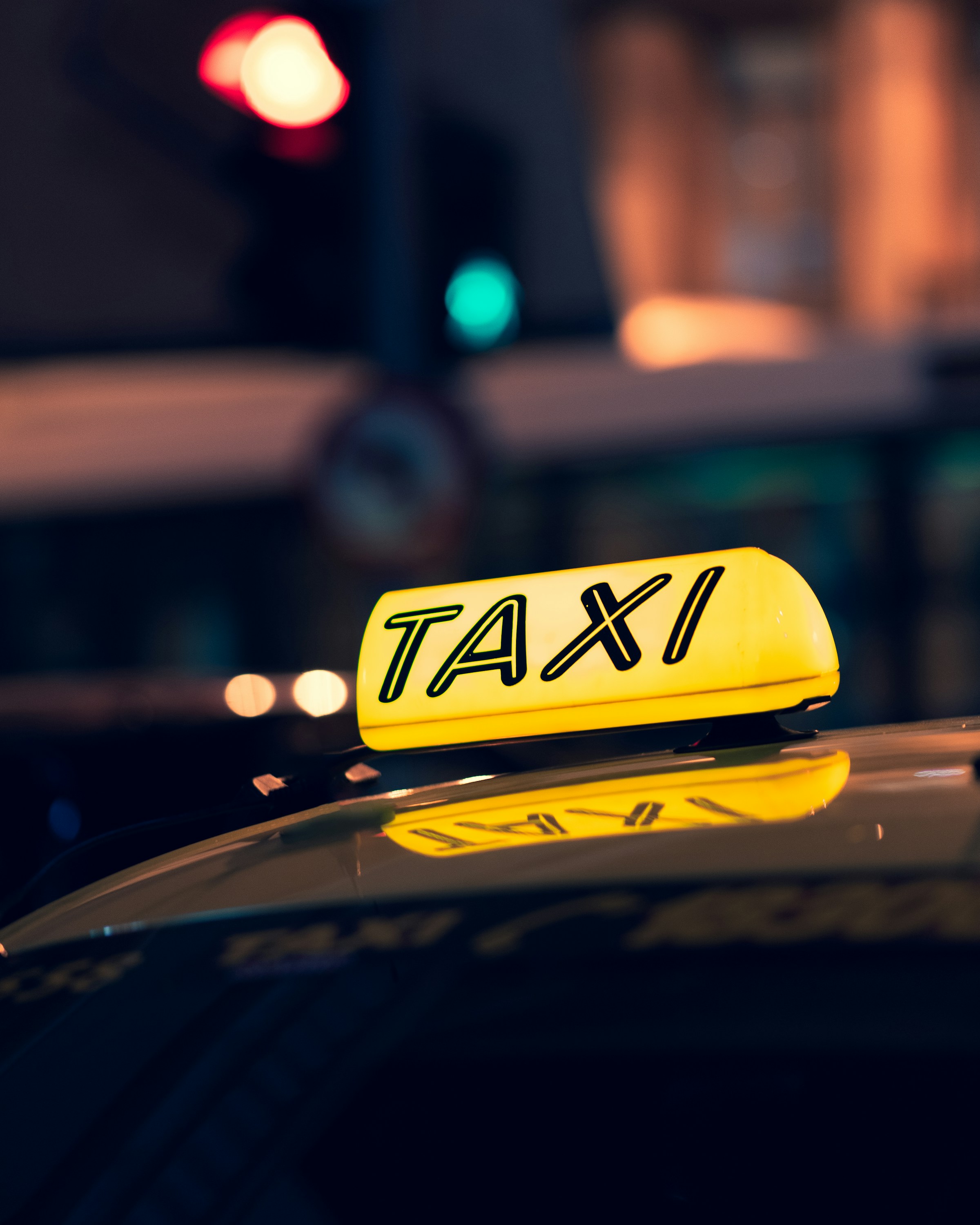 Primer plano de un taxi en la carretera durante la noche | Fuente: Unsplash