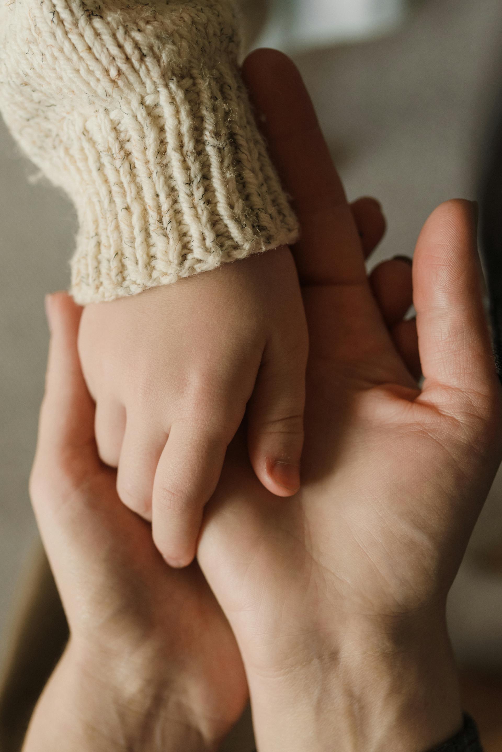 Una niña agarrada a las manos de su padre | Fuente: Pexels