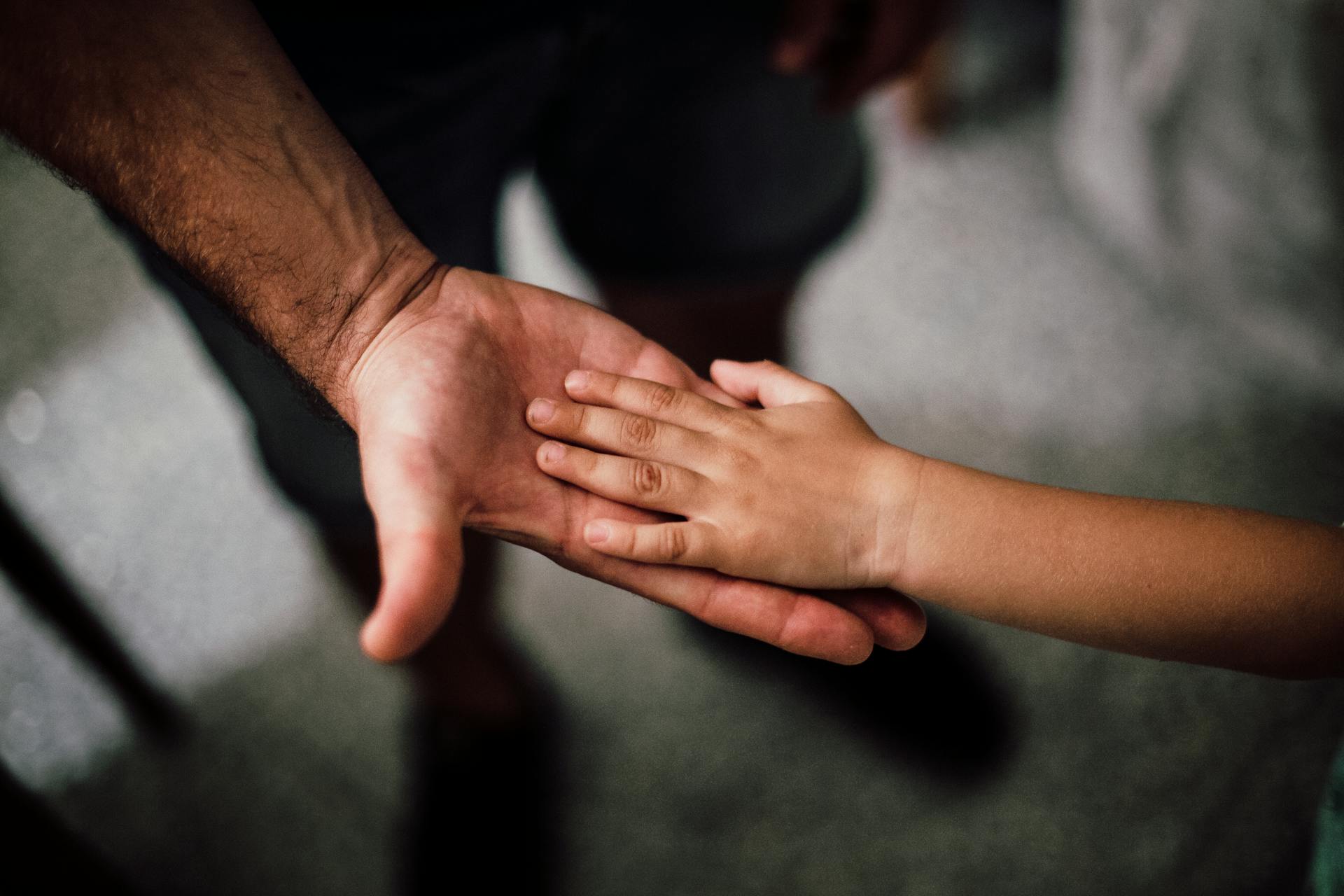 Instantánea nostálgica de un padre tomando la mano a su hijo | Fuente: Pexels