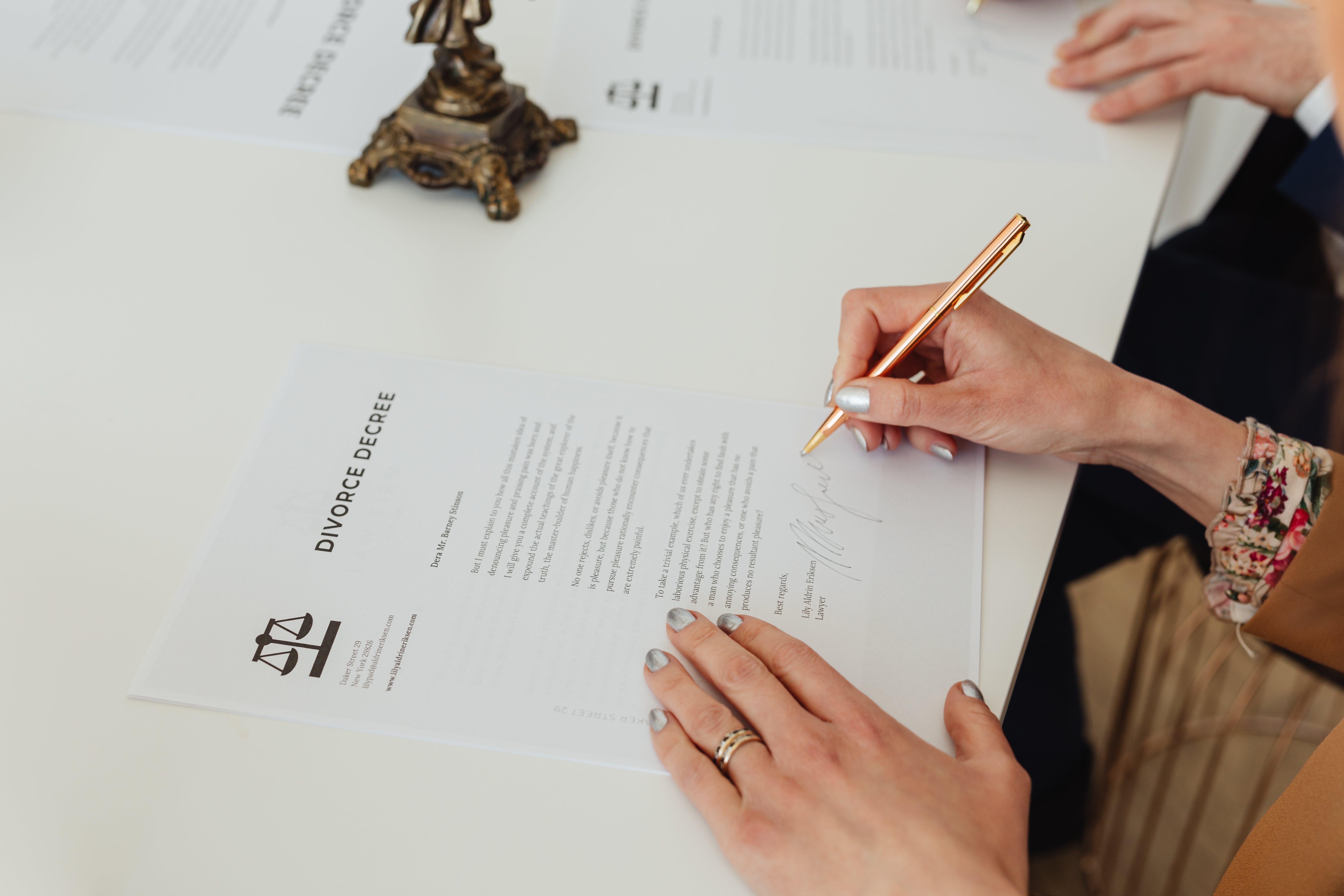 Papeles de divorcio siendo firmados | Fuente: Pexels