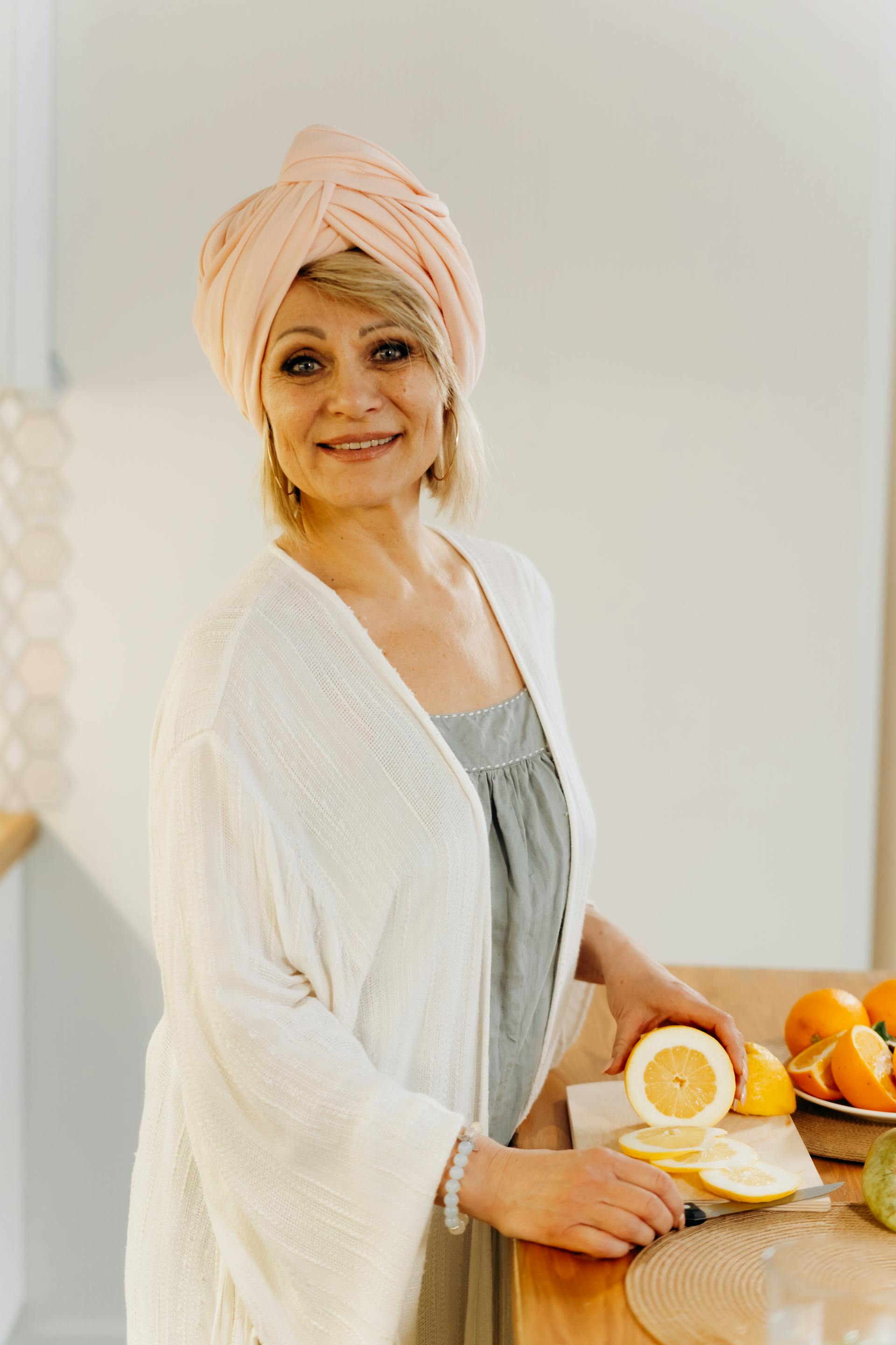 Una mujer cortando un limón | Fuente: Pexels