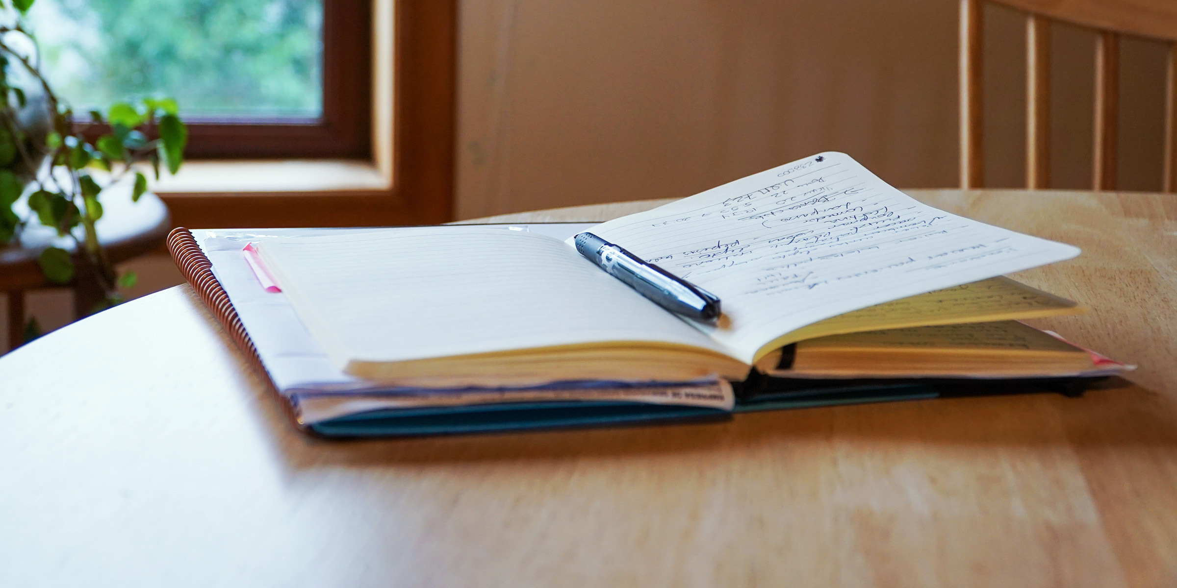Un cuaderno abierto sobre una mesa | Fuente: Shutterstock