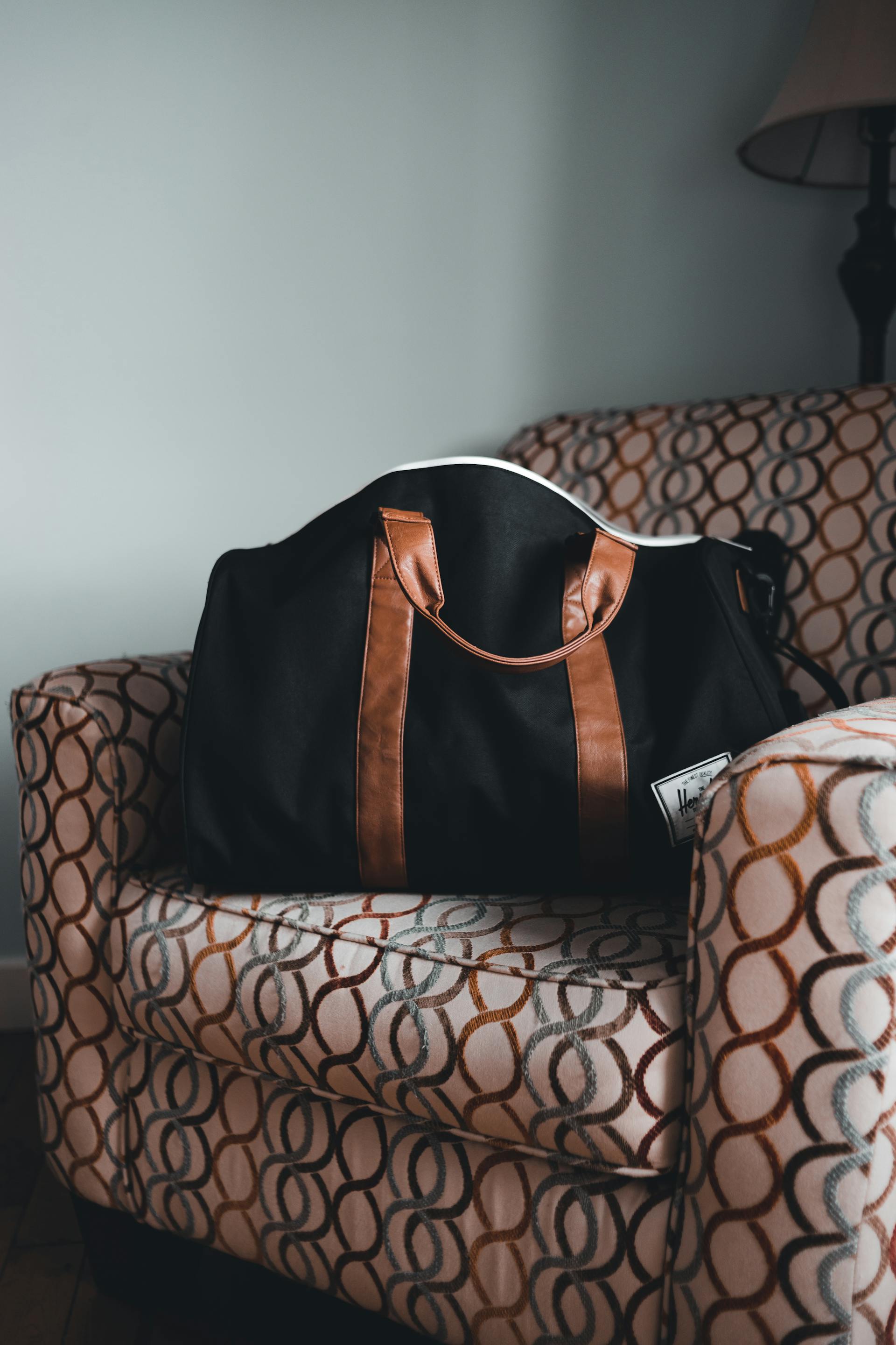 Una bolsa de lona sobre un sillón | Fuente: Pexels