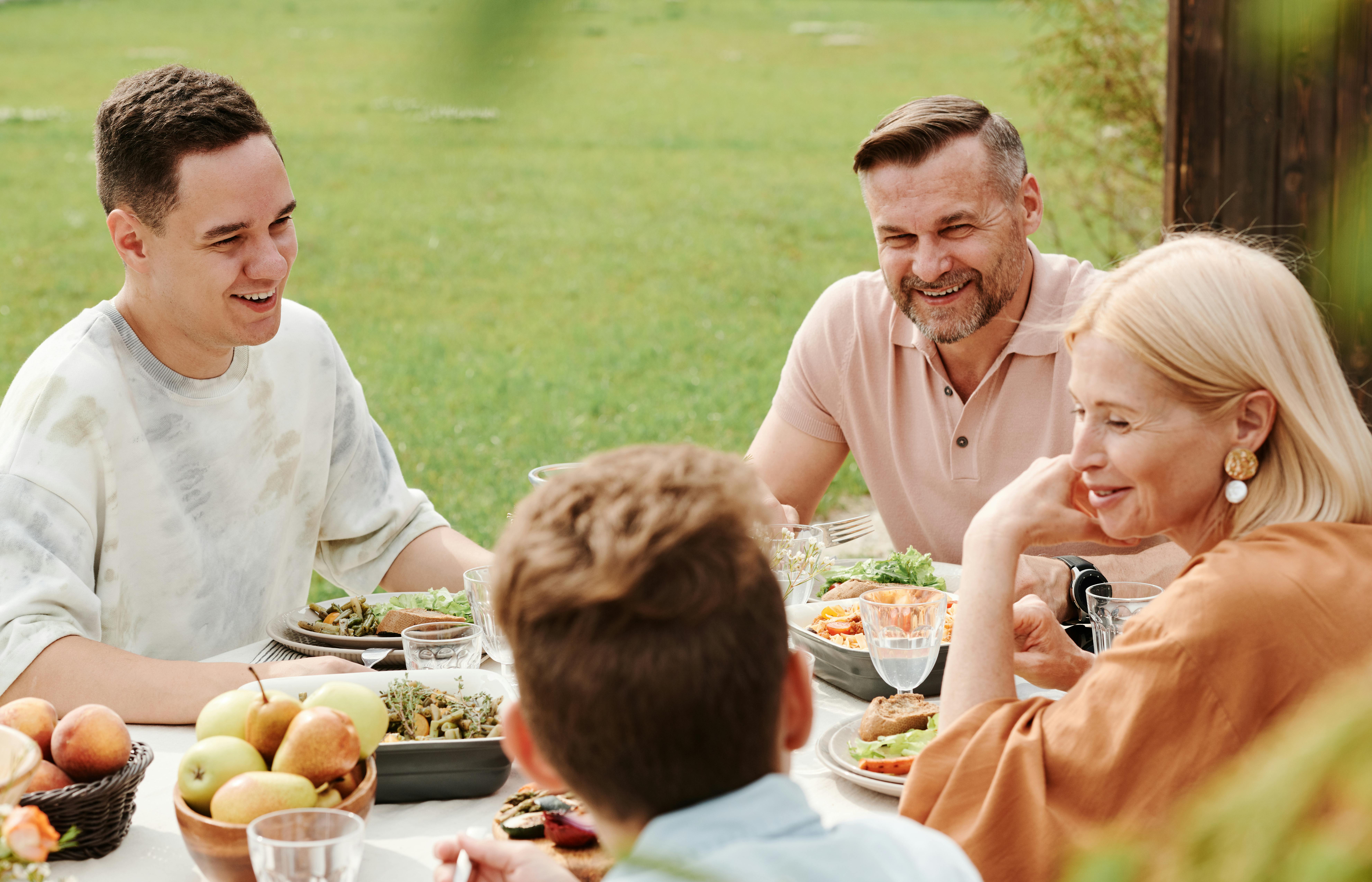 Una familia cenando | Fuente: Pexels