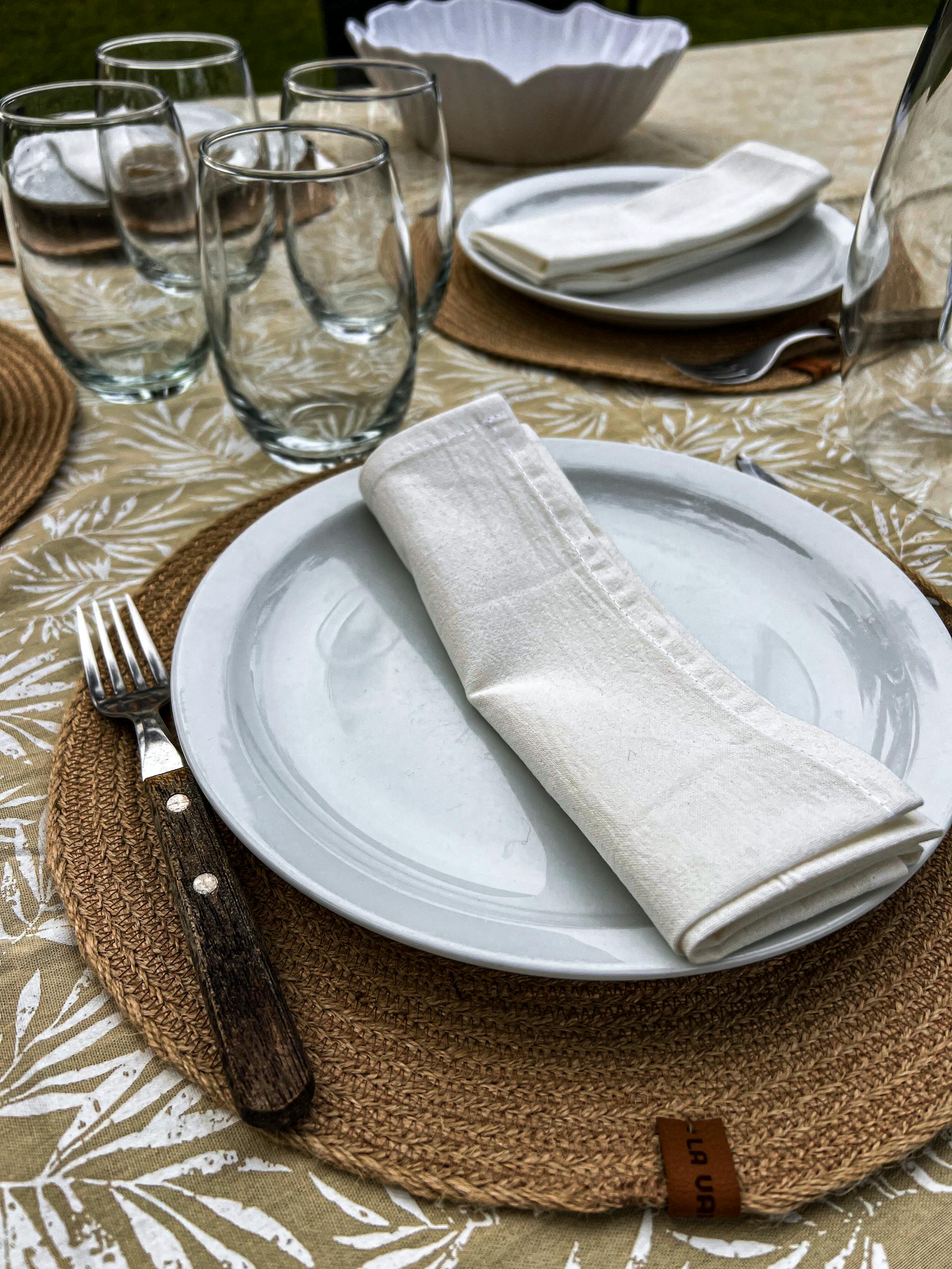 Una servilleta sobre un plato | Fuente: Pexels