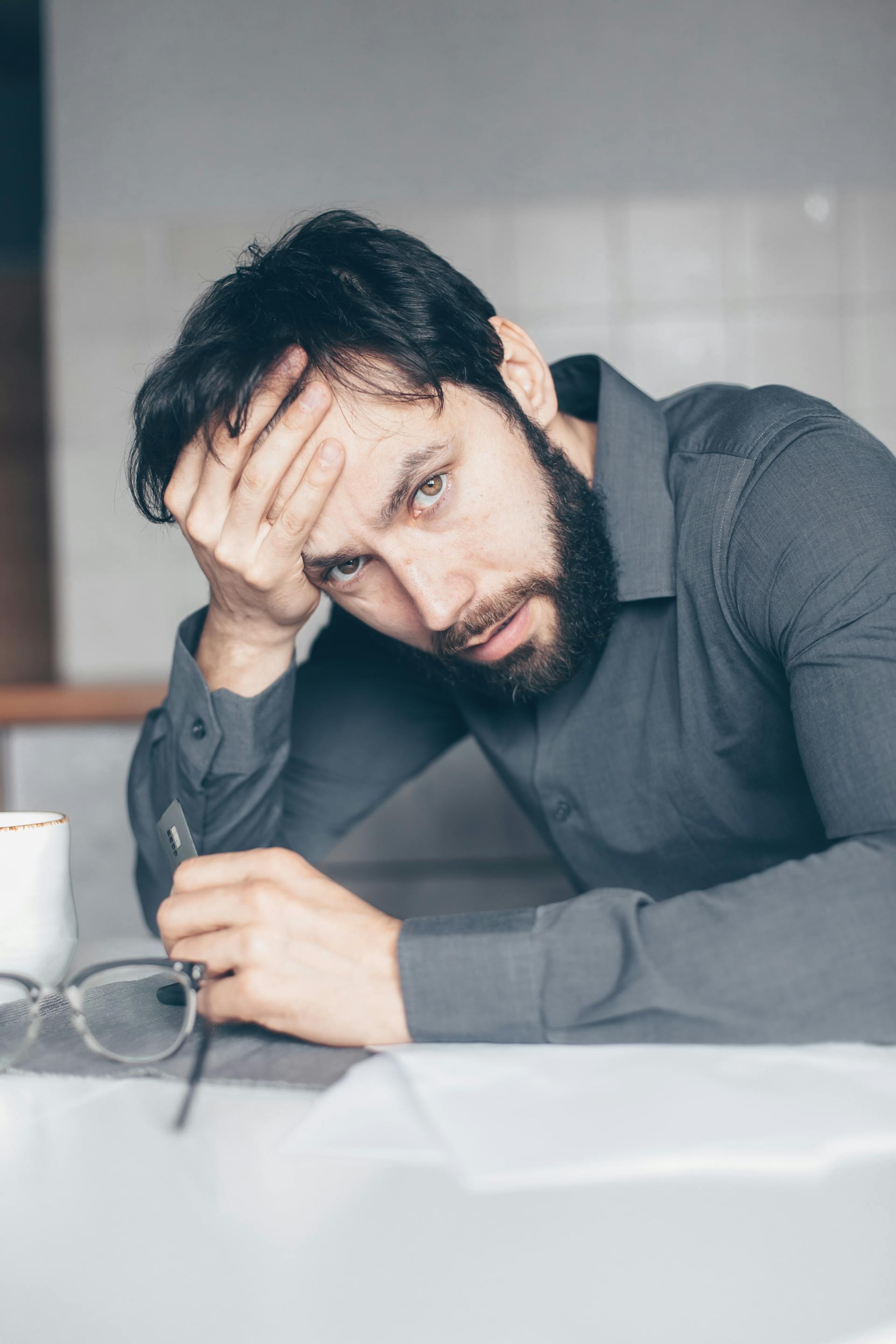 Un hombre atrapado en un momento de incredulidad | Fuente: Pexels