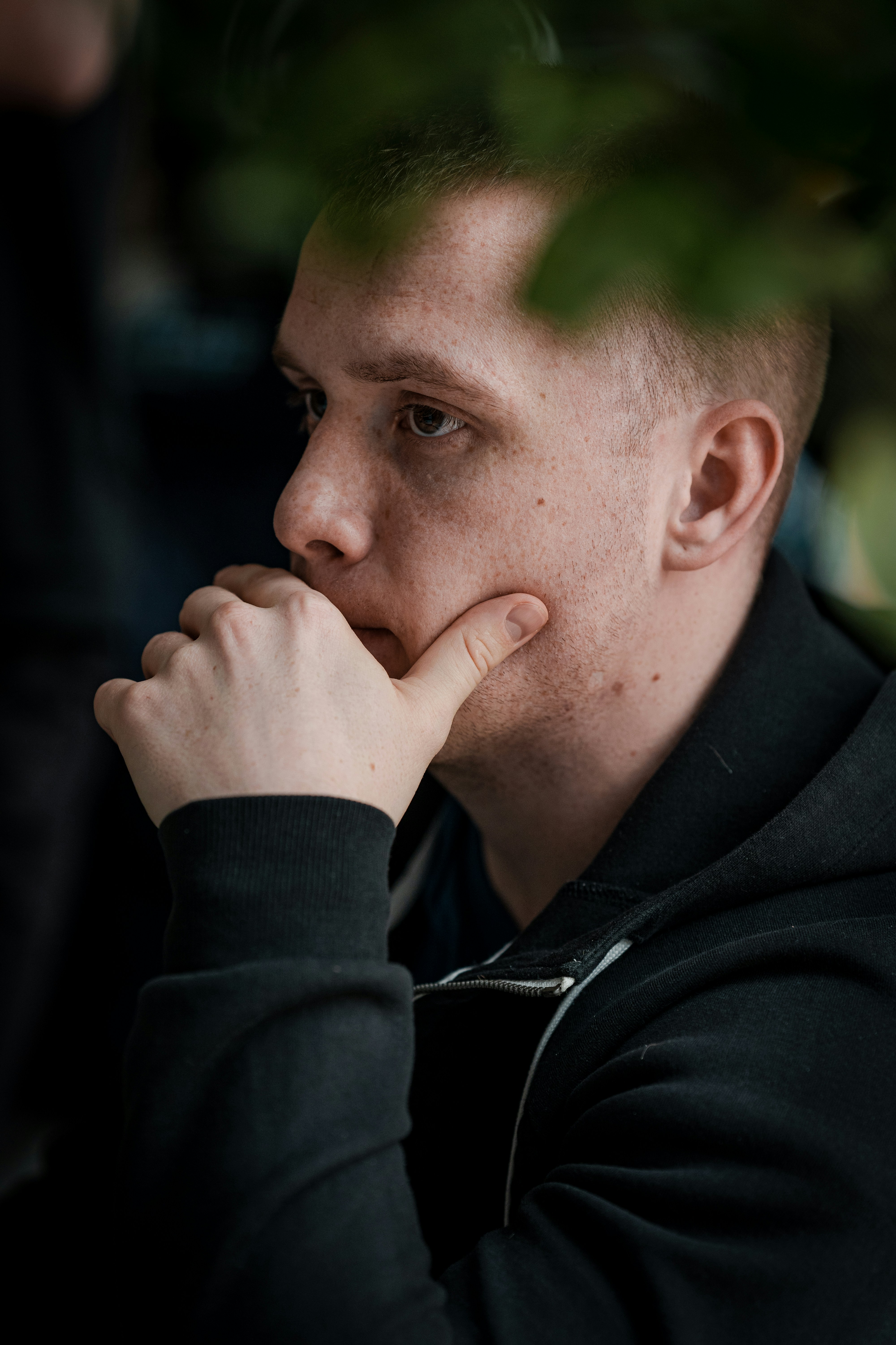 Un hombre con cara de preocupación | Fuente: Unsplash