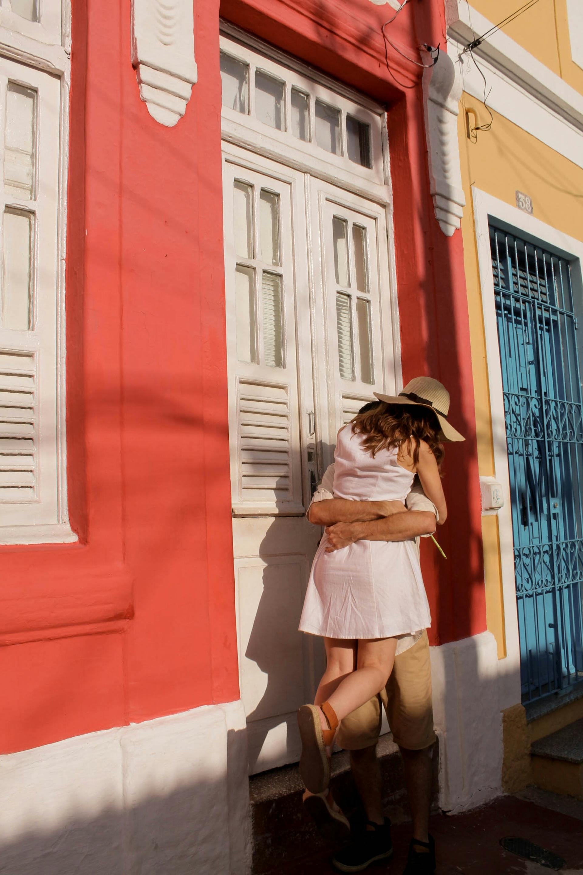 Una pareja abrazándose | Fuente: Pexels