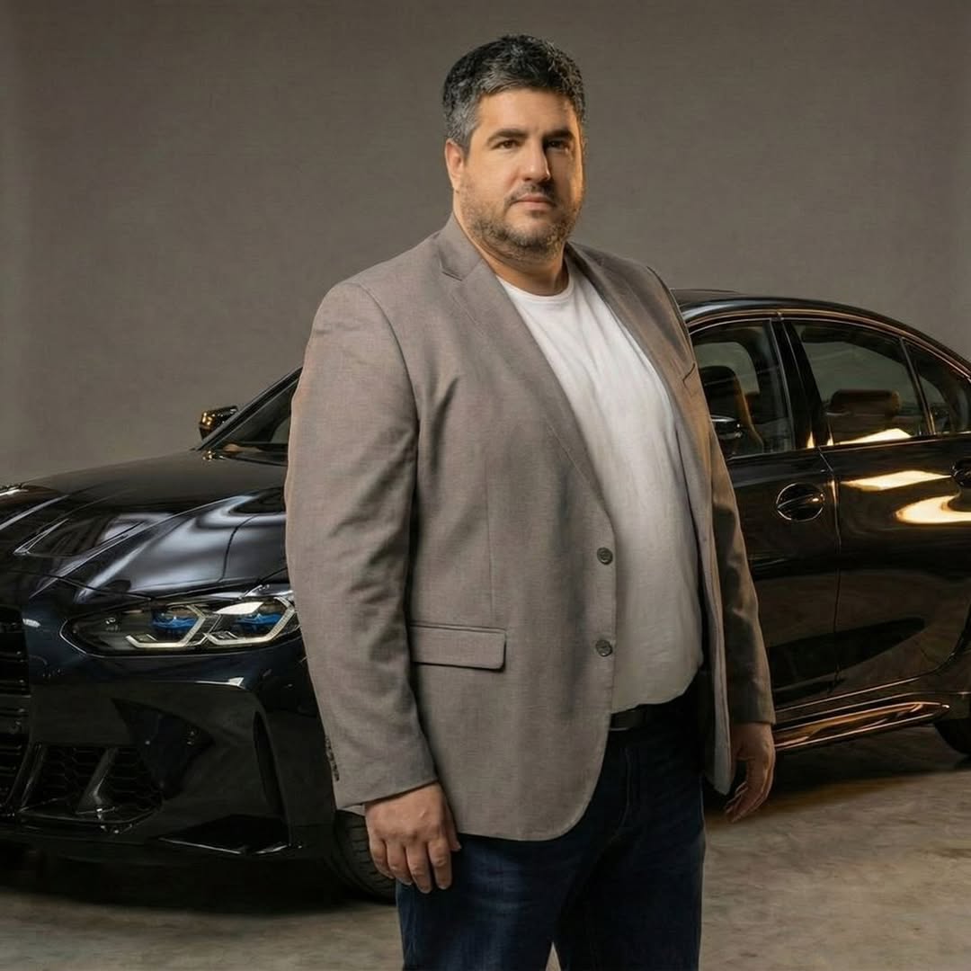 Marco Antonio Caponi posando frente a un automóvil deportivo negro | Fuente: Instagram/marcoacaponi