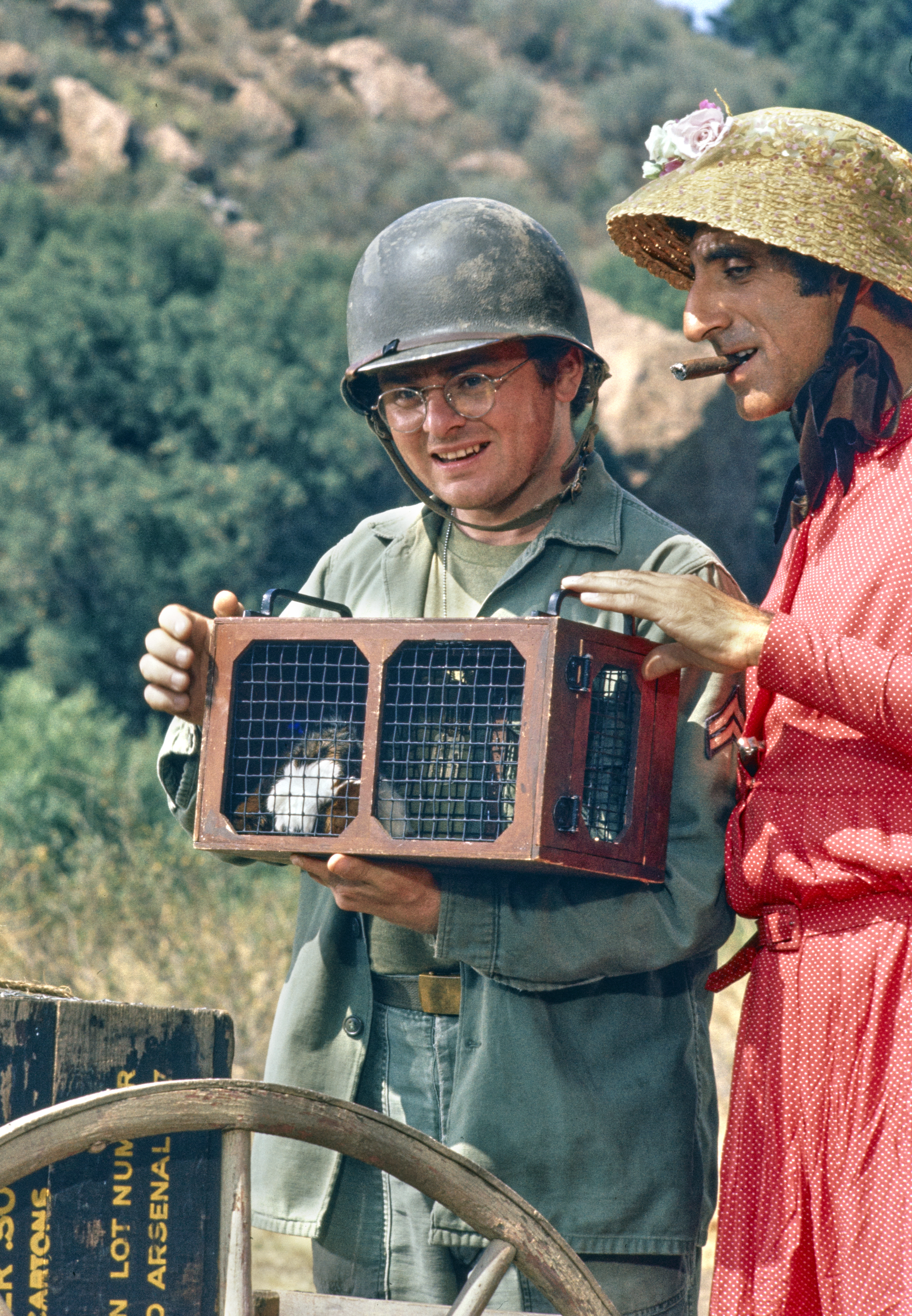 Gary Burghoff y Jamie Farr en "M*A*S*H", 1977 | Fuente: Getty Images