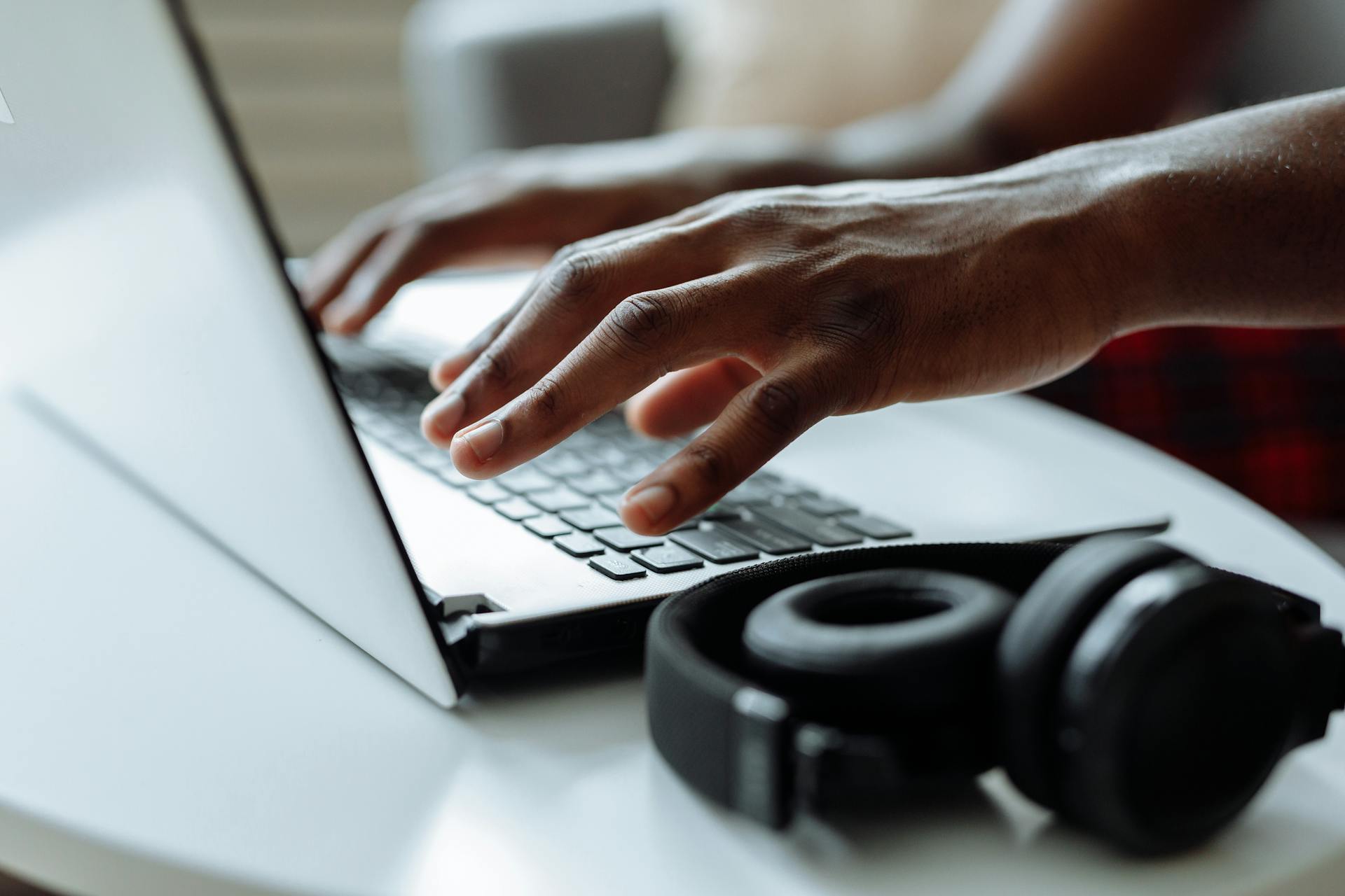 Un hombre trabajando con su portátil | Fuente: Pexels