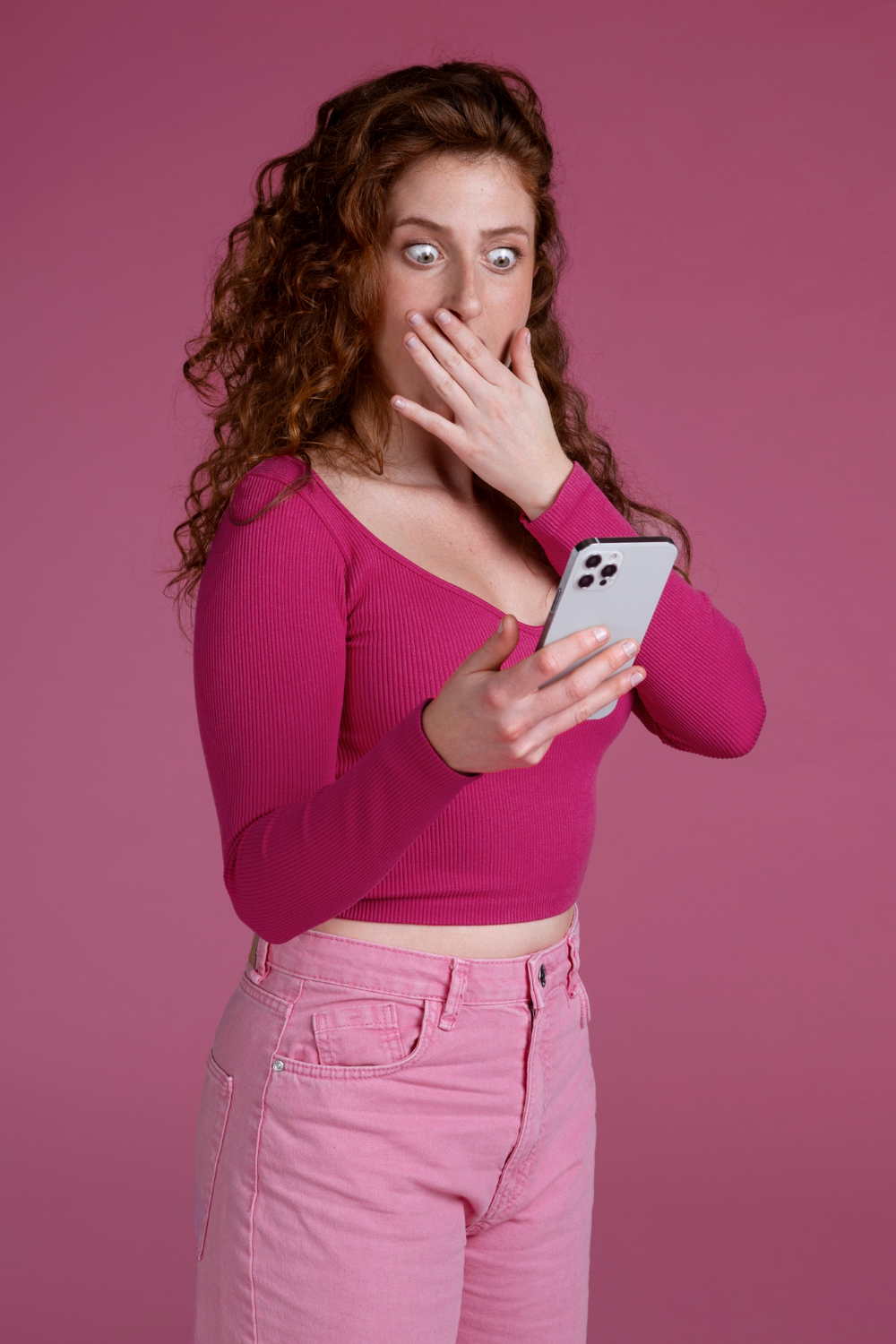 Una mujer conmocionada mirando su teléfono | Fuente: Freepik