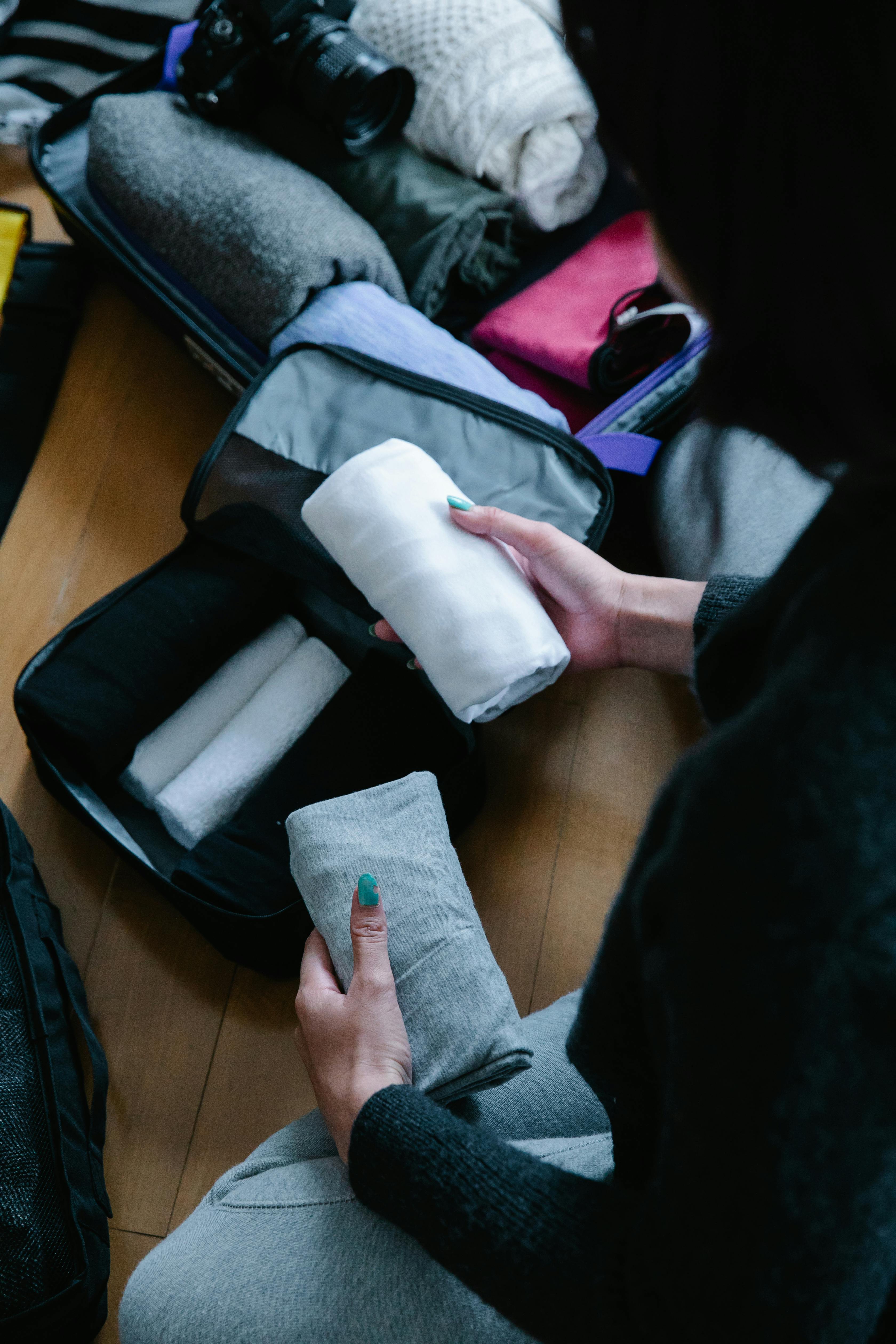 Una mujer haciendo la maleta | Fuente: Pexels