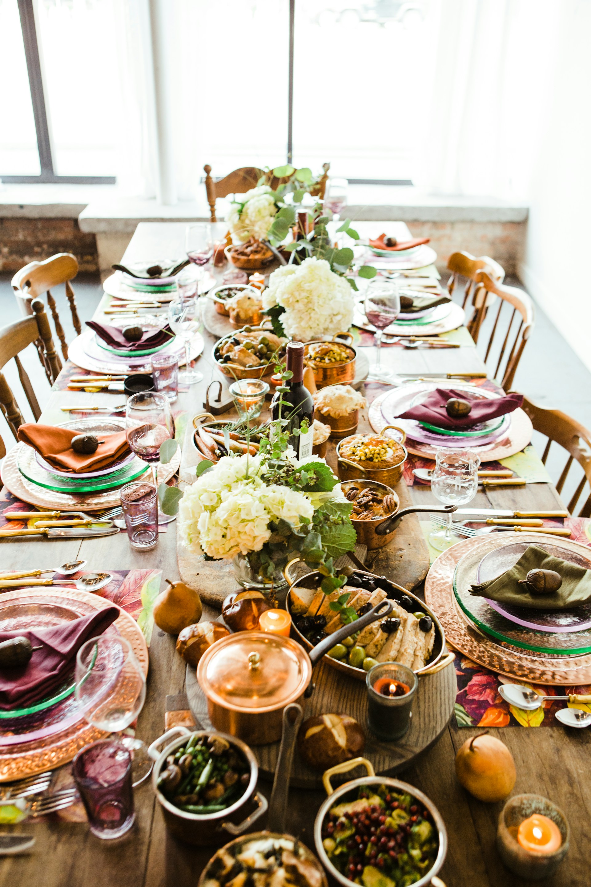 Una mesa puesta con comida y bebida | Fuente: Unsplash