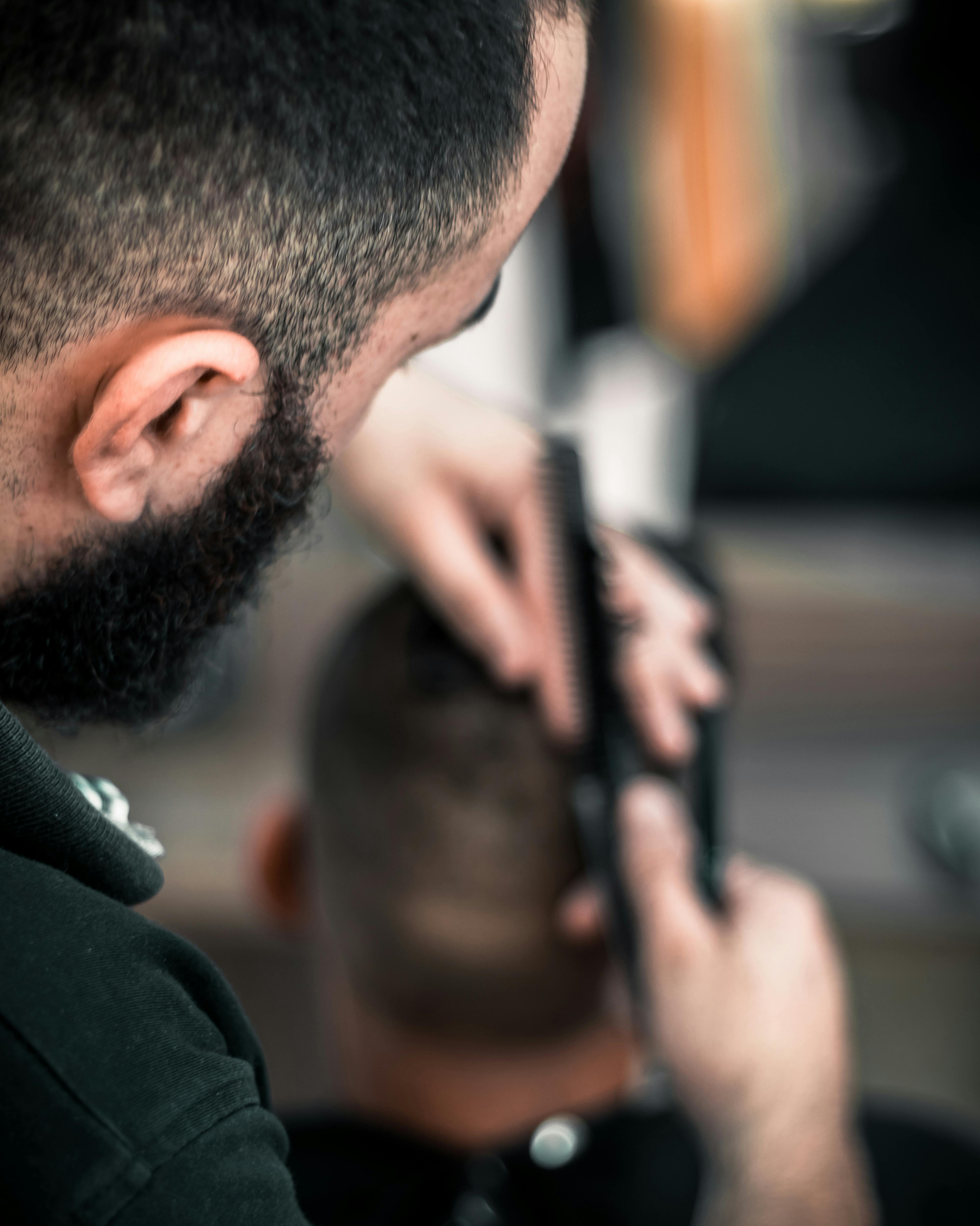 Un hombre cortando el pelo | Fuente: Pexels